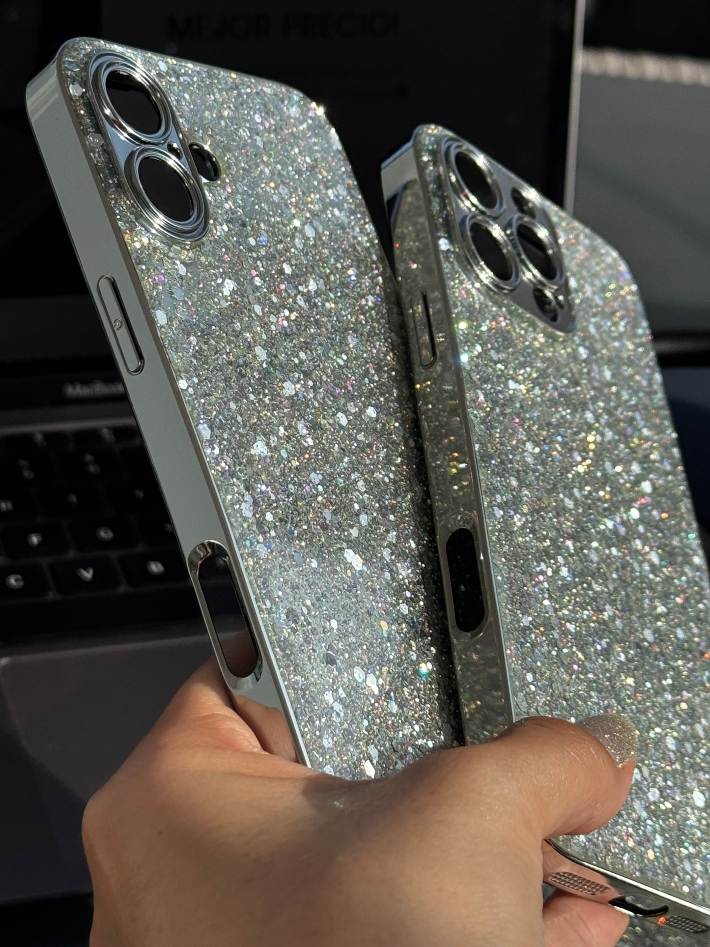Carcasa plateada brillante ✨ con protección en cámara