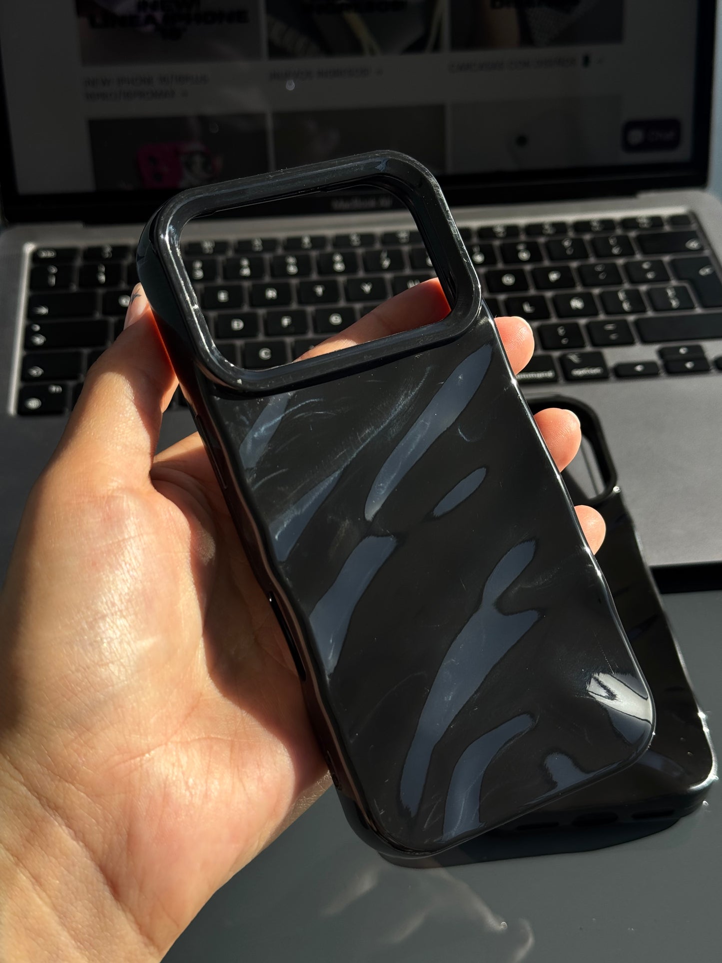 Case black, con ondas en relieve đ€ (lĂnea iPhone â17â)