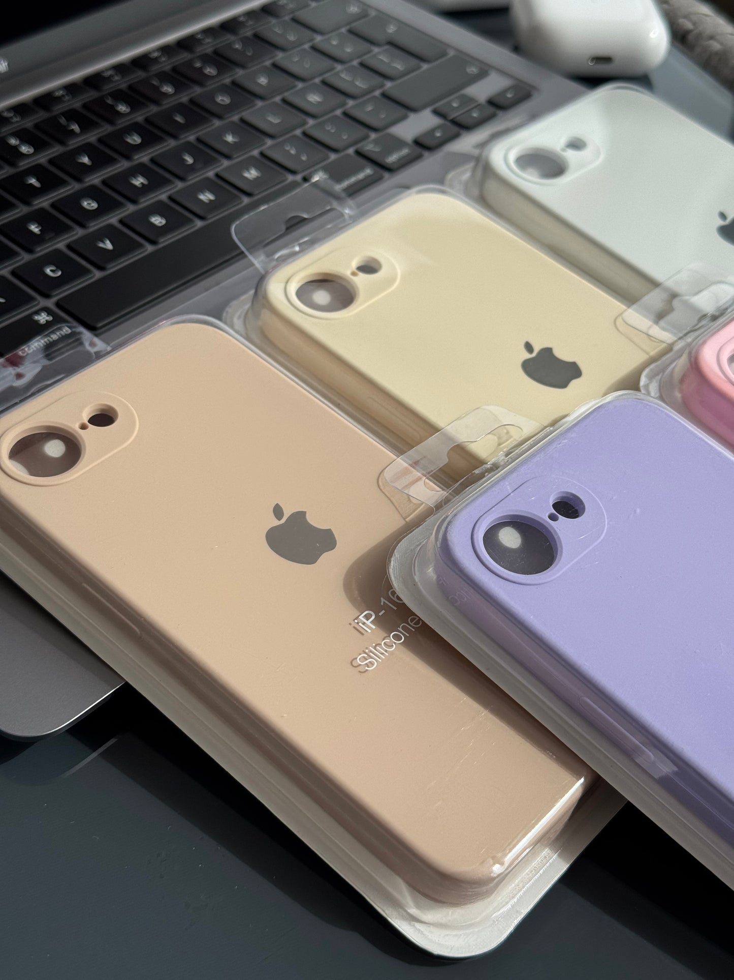 Case de silicona con logo Apple, iPhone 16 E 📱