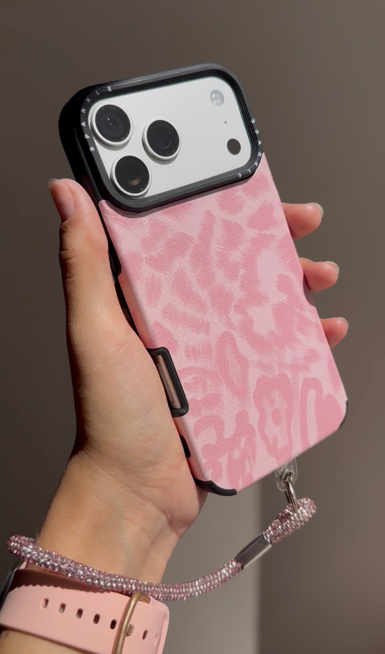 Carcasa Print PINK 💖 (textura eco cuero), no incluye accesorios.