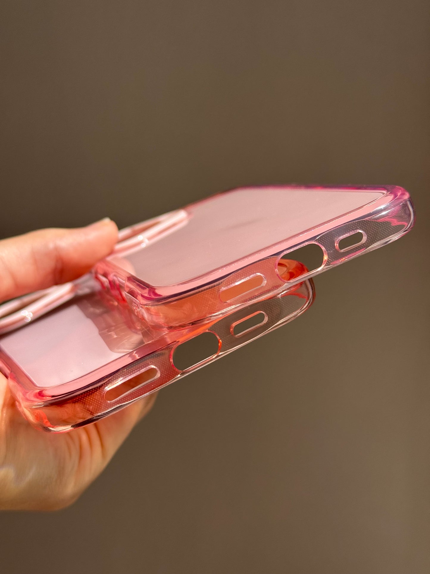 Carcasa Pink con bordes transparentes 💗 (solo iph”16”)