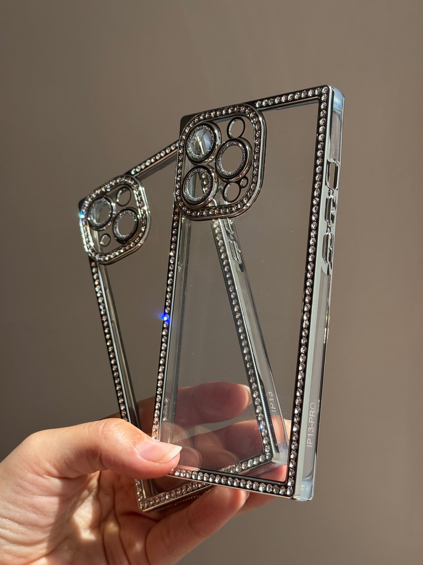 Carcasa formato rectangular, bordes plateados y brillos ✨