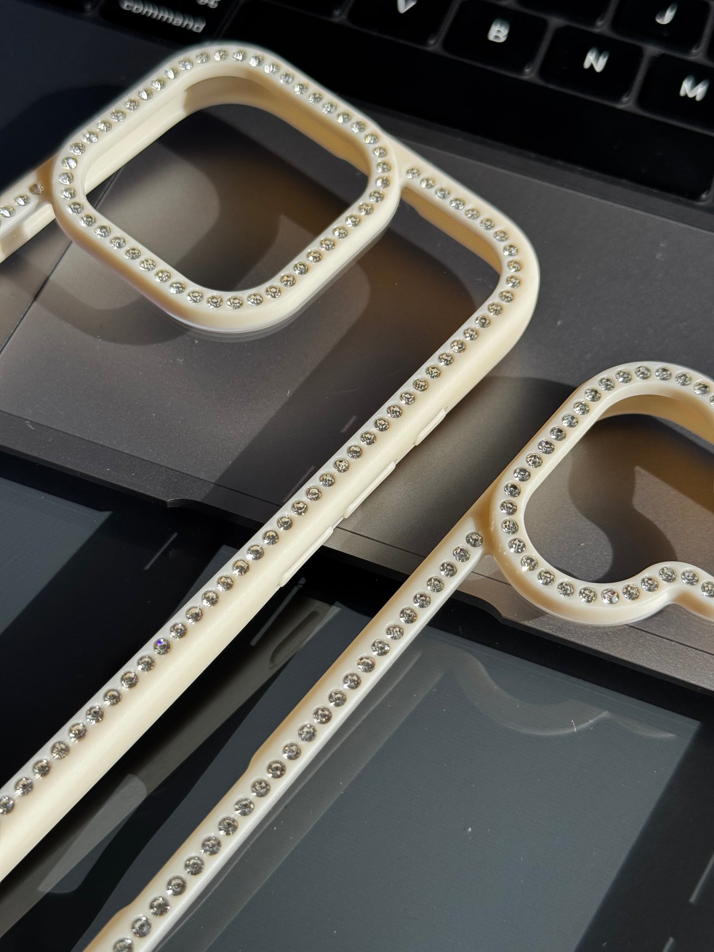 Carcasa bordes brillosos, tono beige ✨ (solo iph16Pro/16ProMax/linea iph “17”)