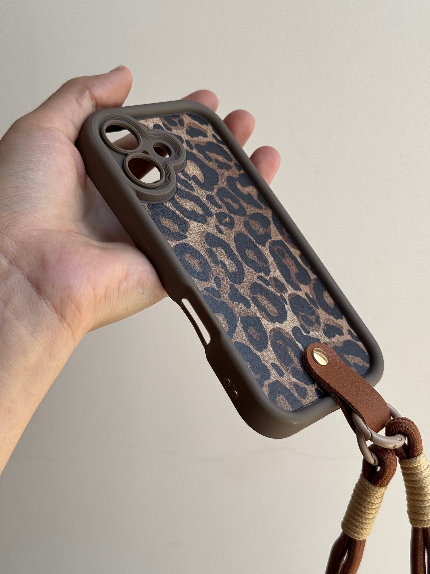 Carcasa Print 🐆 con colgante integrado📱