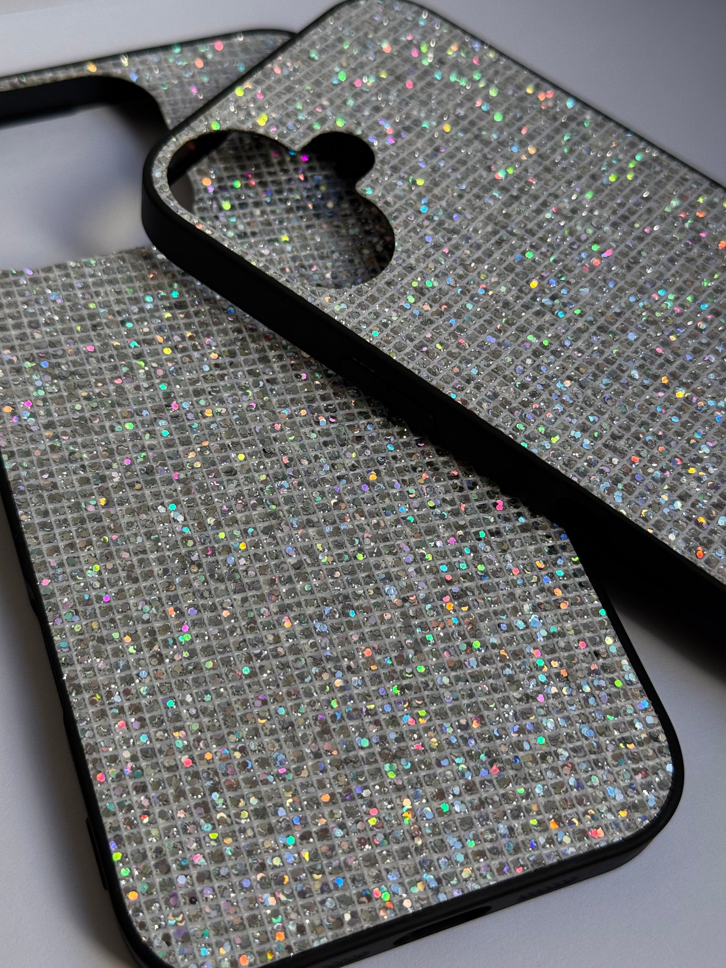 Carcasa brillos colores ✨, disponible solo línea “iph16”.