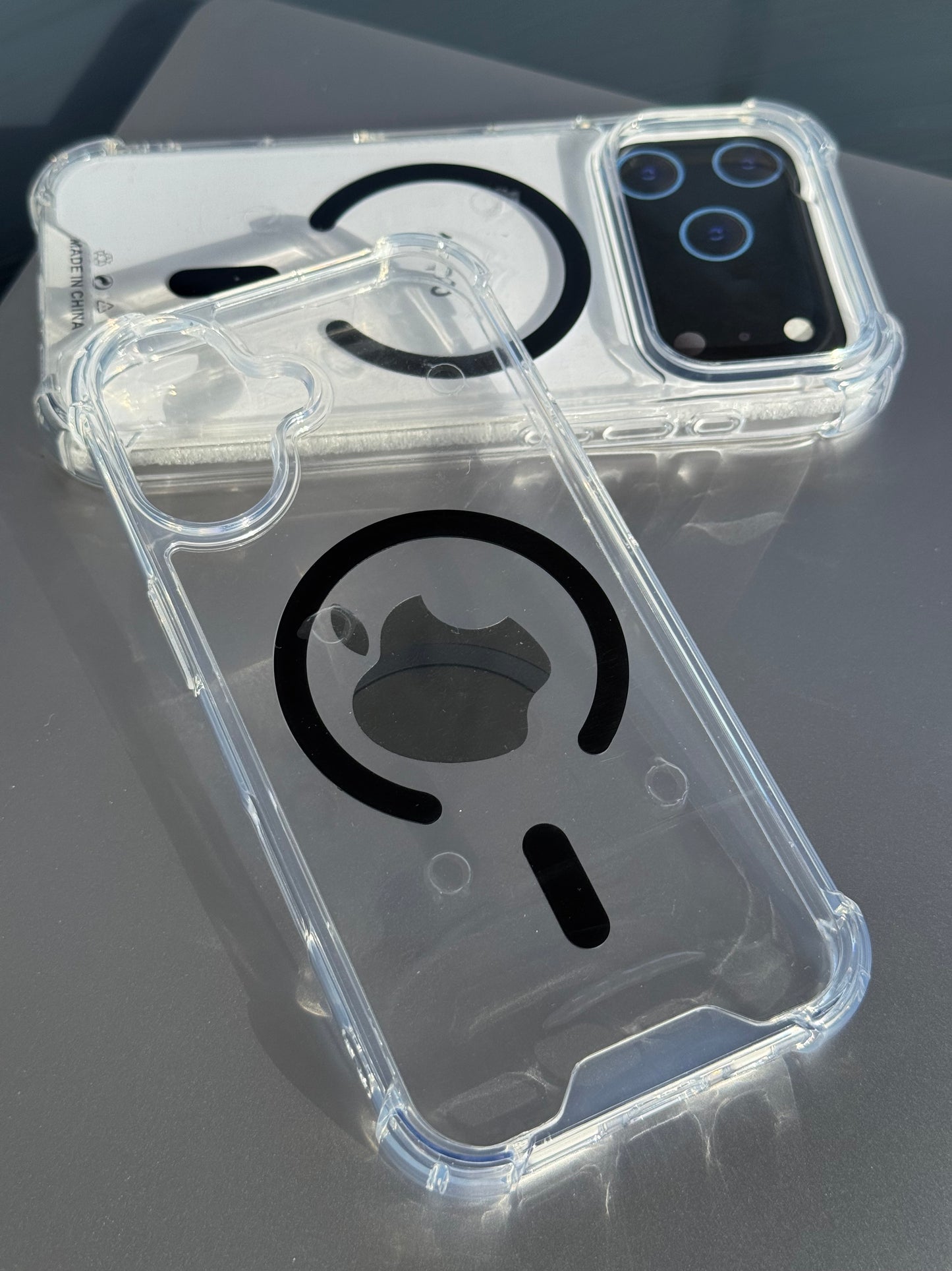 Carcasa transparente, borde reforzado, MagSafe 📱