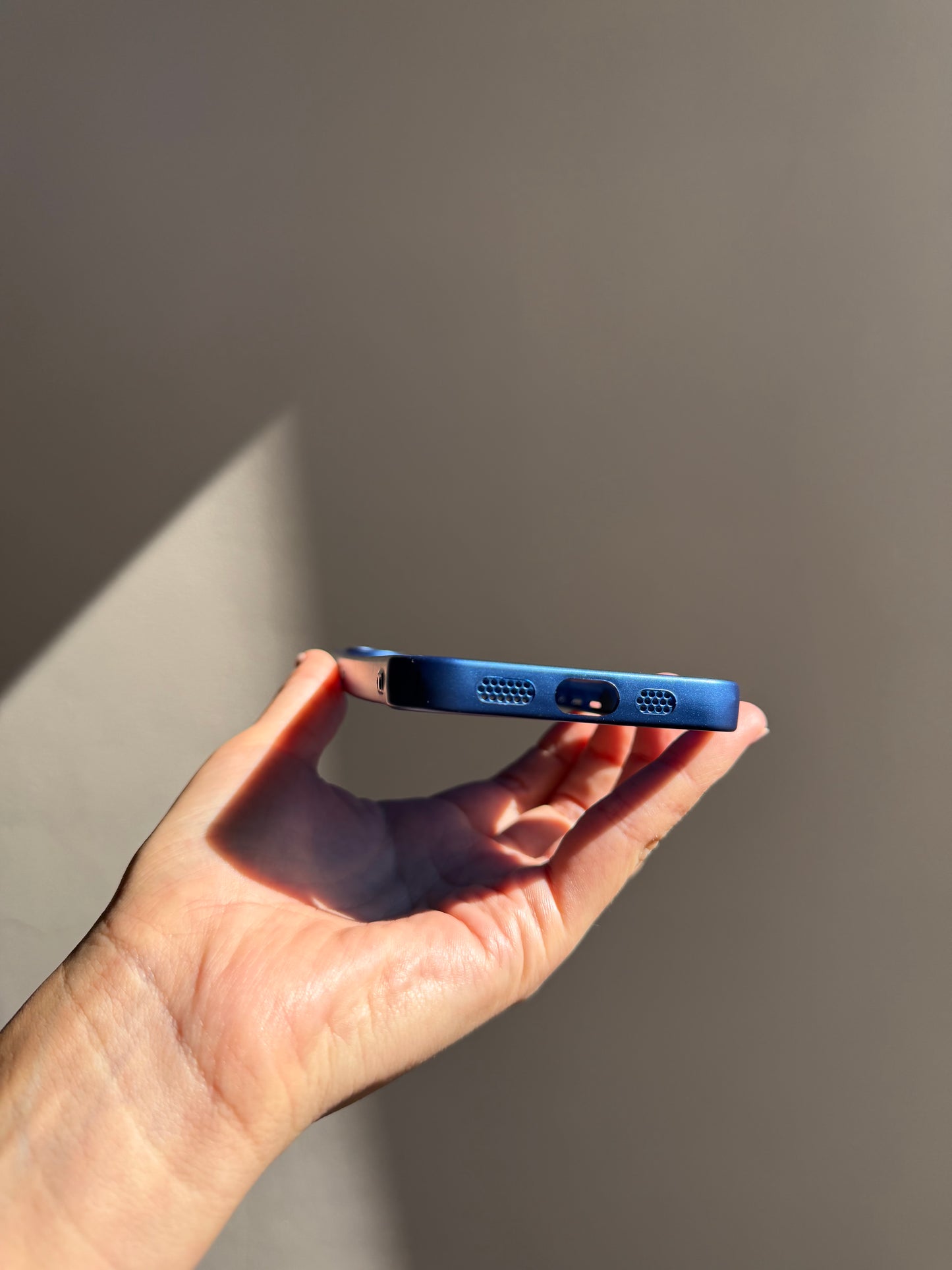 Carcasa MagSafe azul metalizado: iPhone 16E/17E