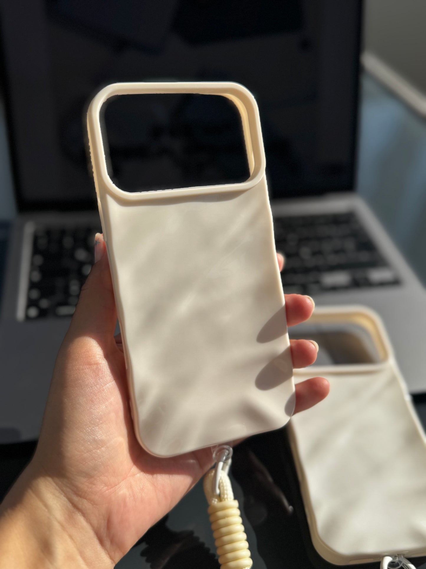 Carcasa blanco invierno, con ondas en relieve y colgante incluido 🤍