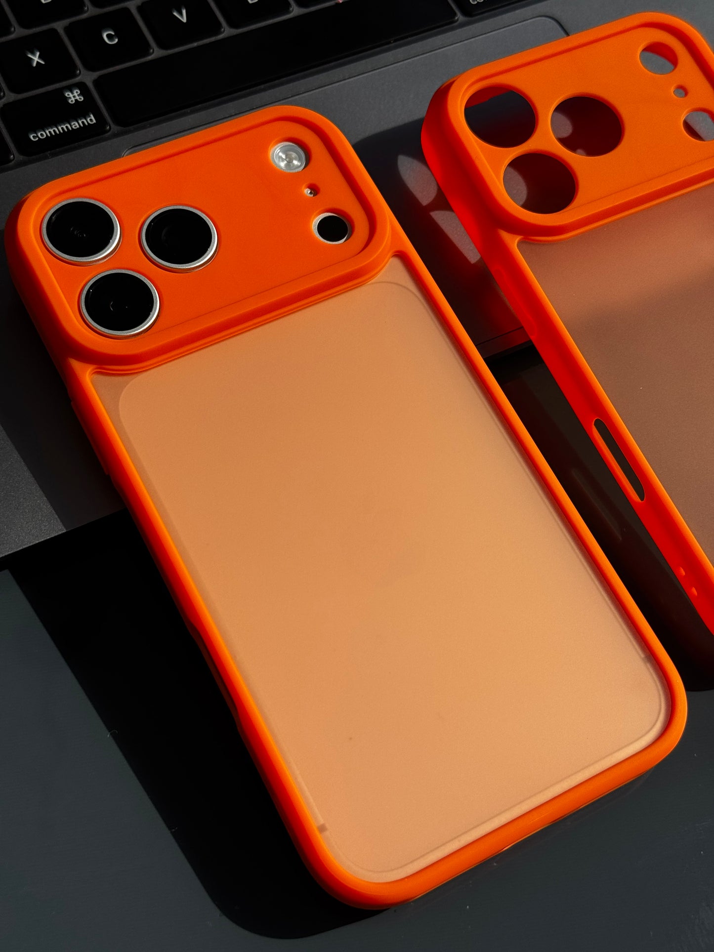 Carcasa bordes naranjos🧡 (iPhone 17Pro/17ProMax)