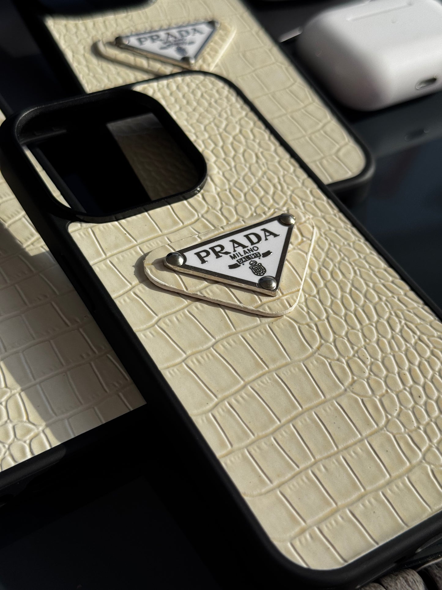 Carcasa de lujo, estampado en relieve eco cuero, color beige 📱✨