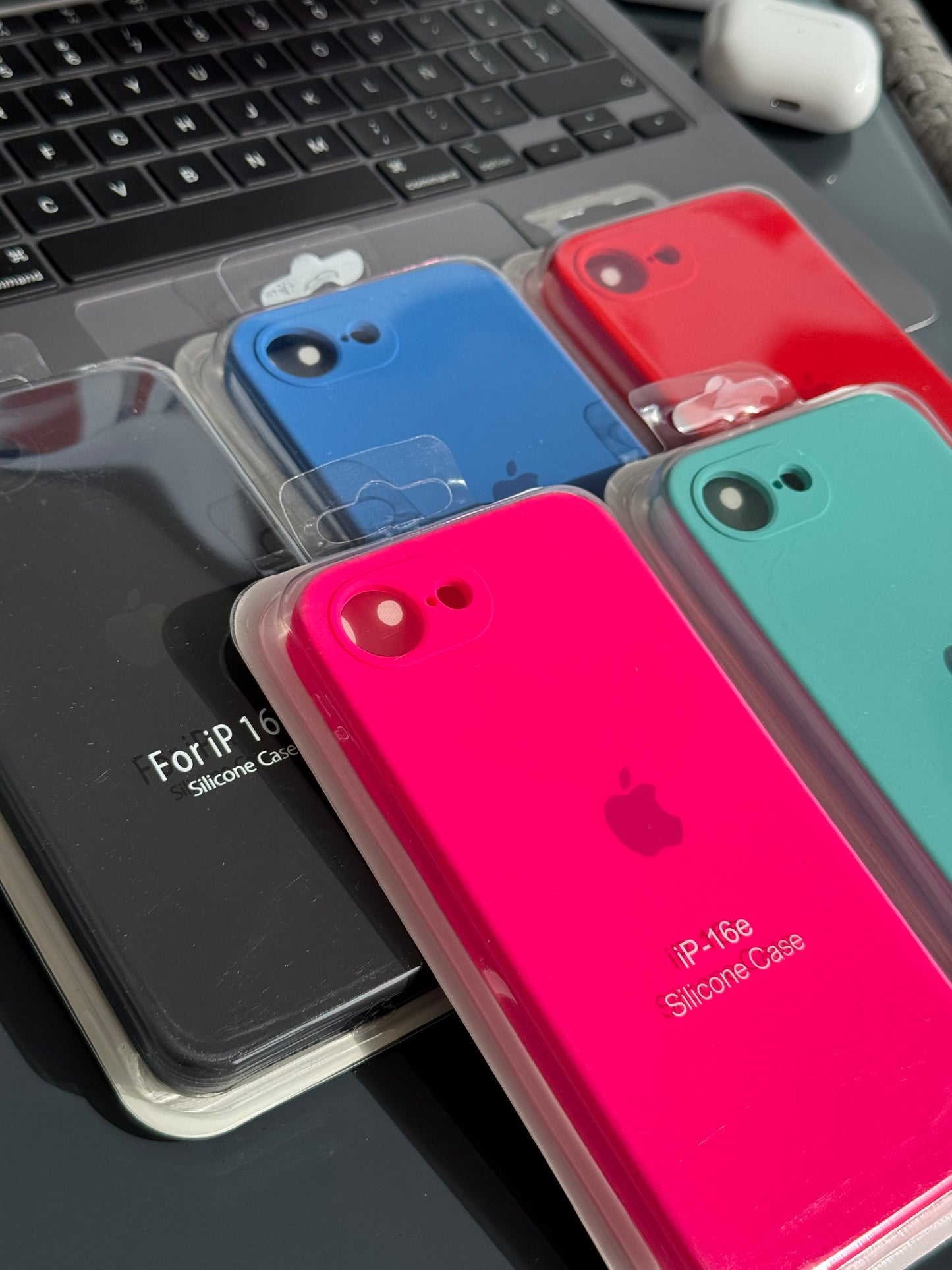 Case de silicona con logo Apple, iPhone 16 E 📱