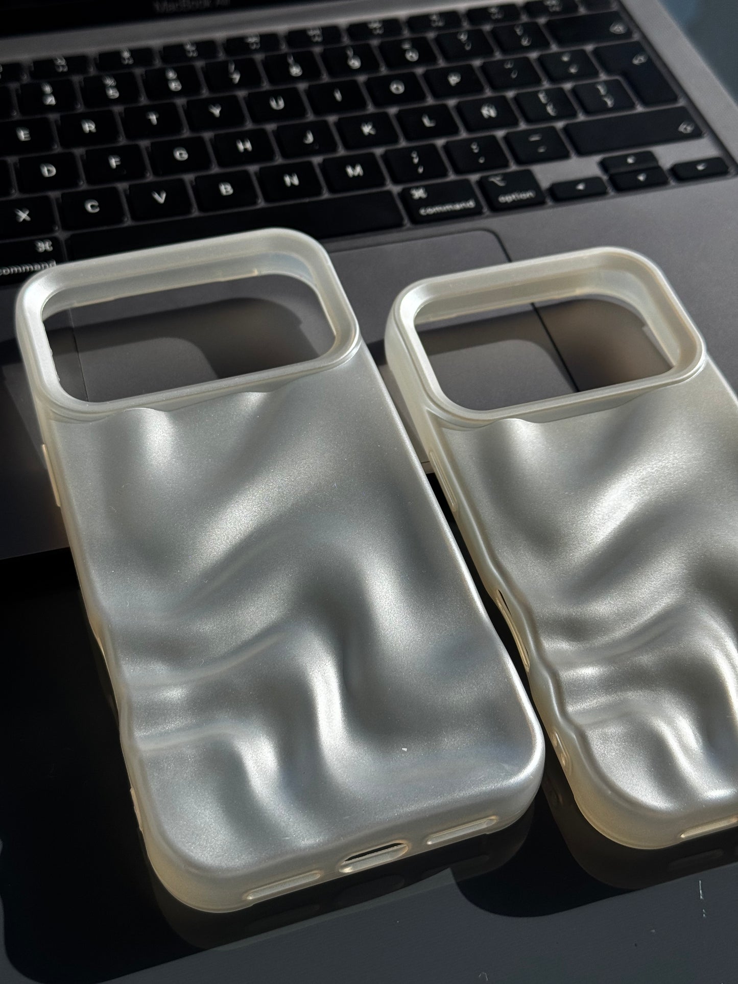 Carcasa perlada con ondas en relieve 🩶 (iPhone 17 Pro/ 17 ProMax)