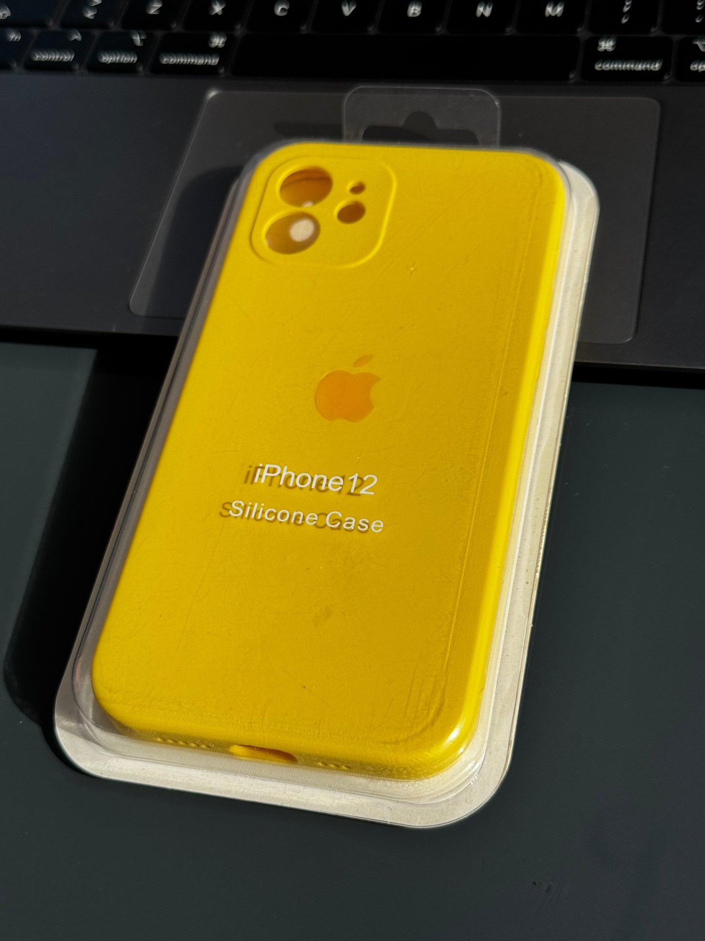 Carcasa tipo original con protección en cámara: iPhone 12 normal 📱