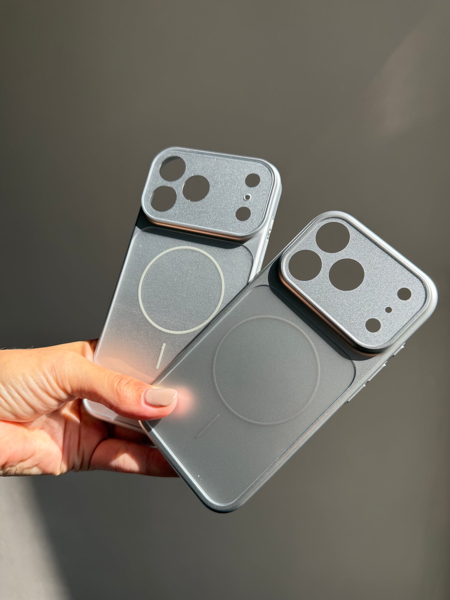 Carcasa plateada MagSafe, rígida. (iPhone 17/17Pro/17ProMax)
