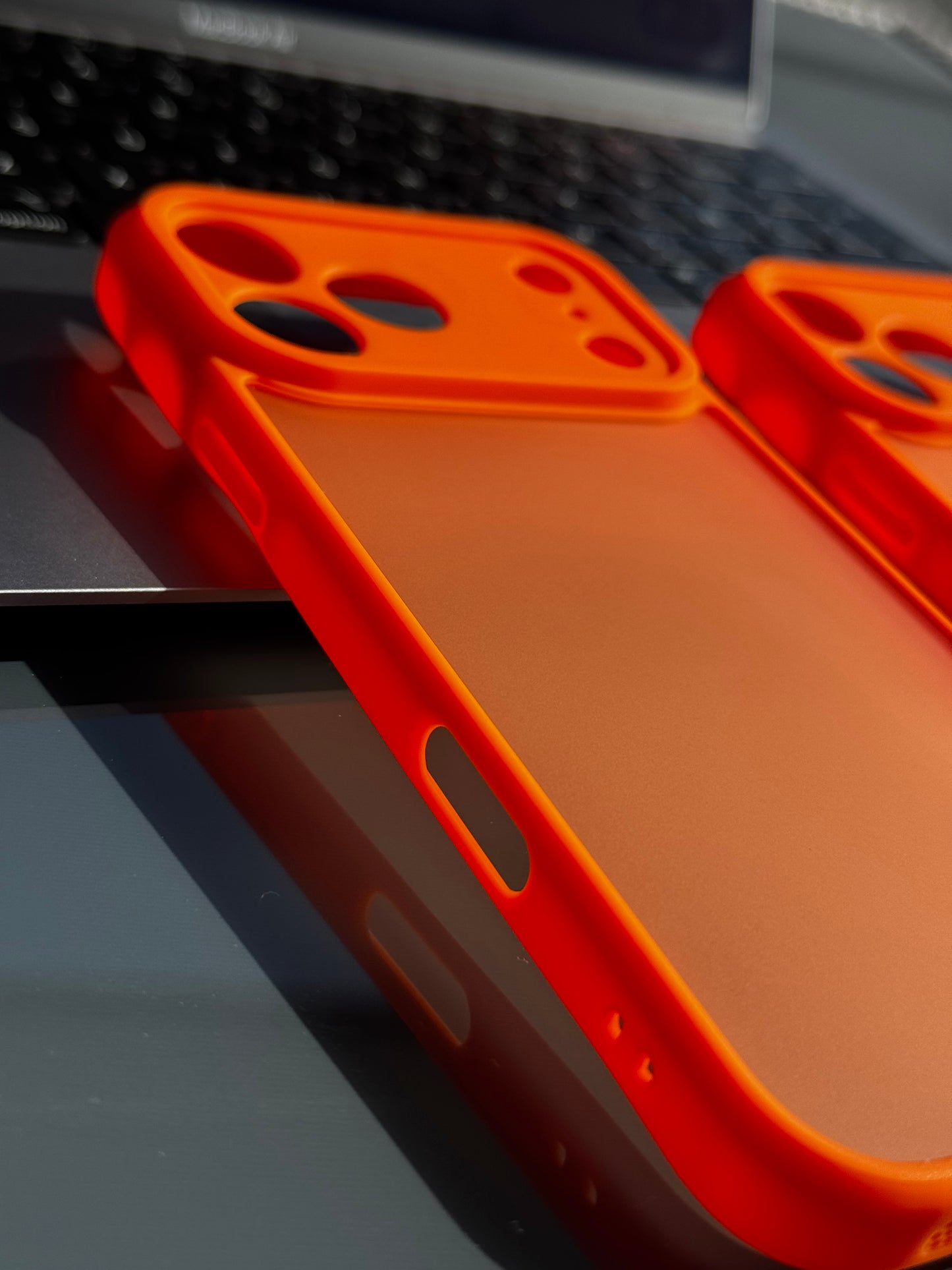 Carcasa bordes naranjos🧡 (iPhone 17Pro/17ProMax)