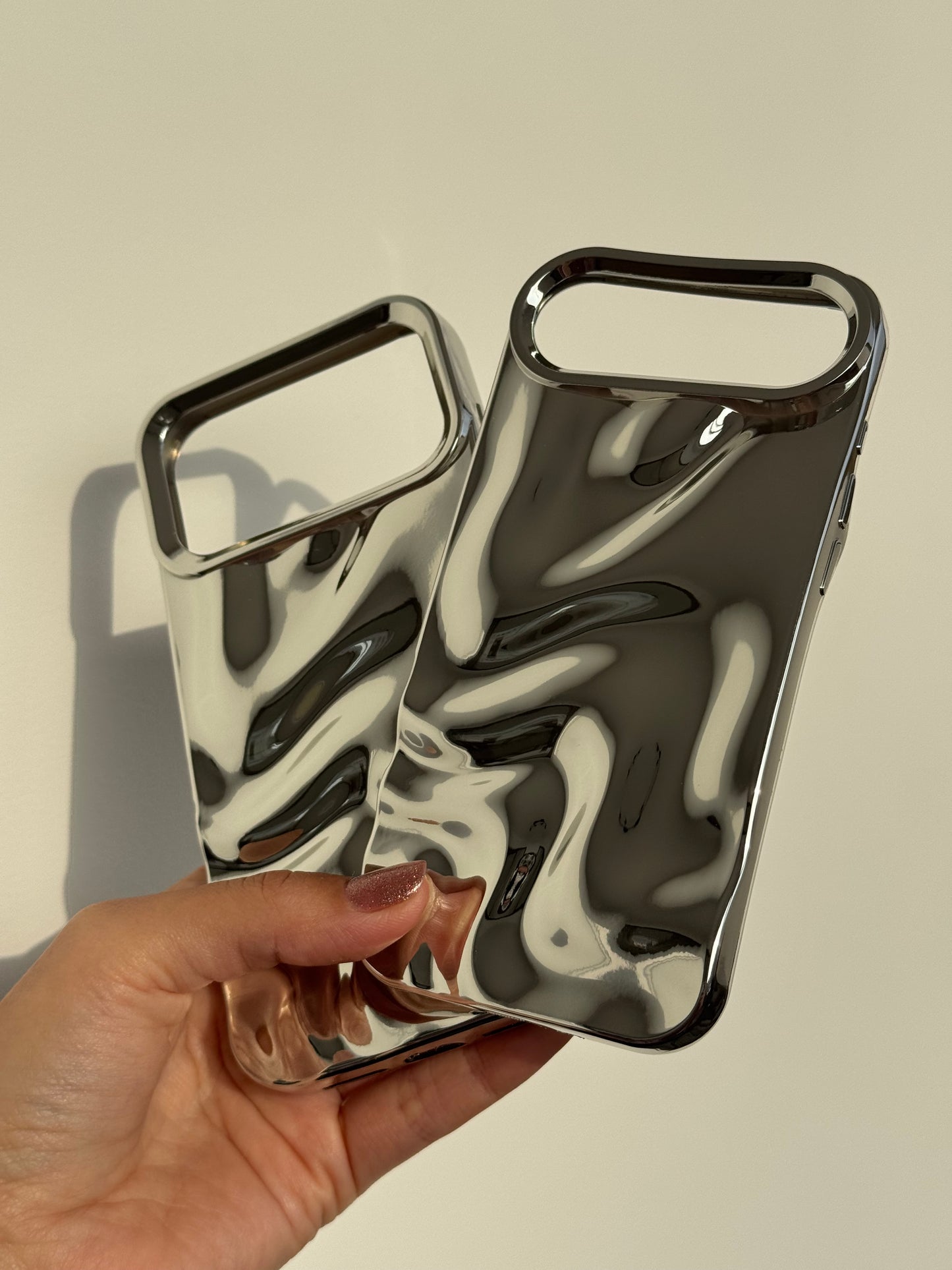Case plateada con ondas 〰️ ( línea iPhone “17”)