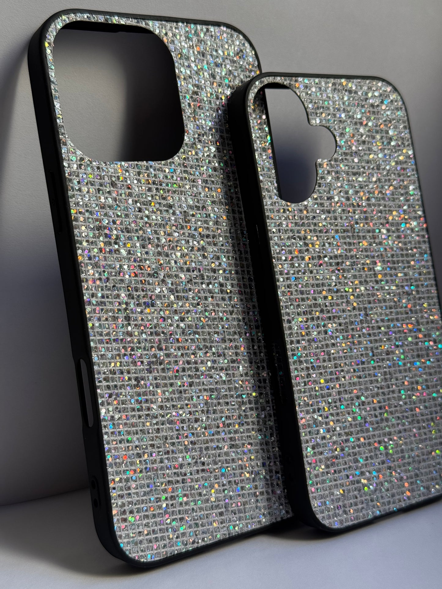 Carcasa brillos colores ✨, disponible solo línea “iph16”.