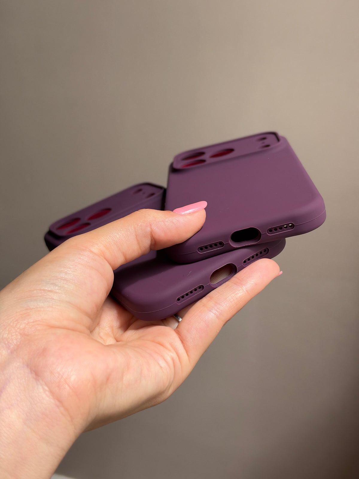 Carcasa Magsafe silicona Burgundy, con protección de cámara 📸