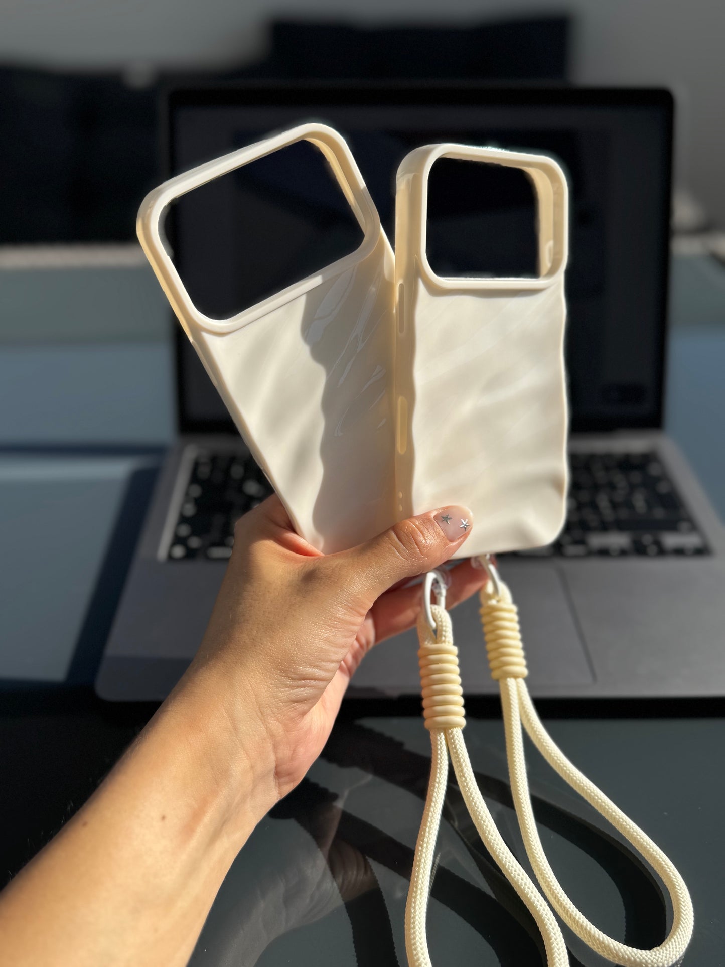 Carcasa blanco invierno, con ondas en relieve y colgante incluido 🤍