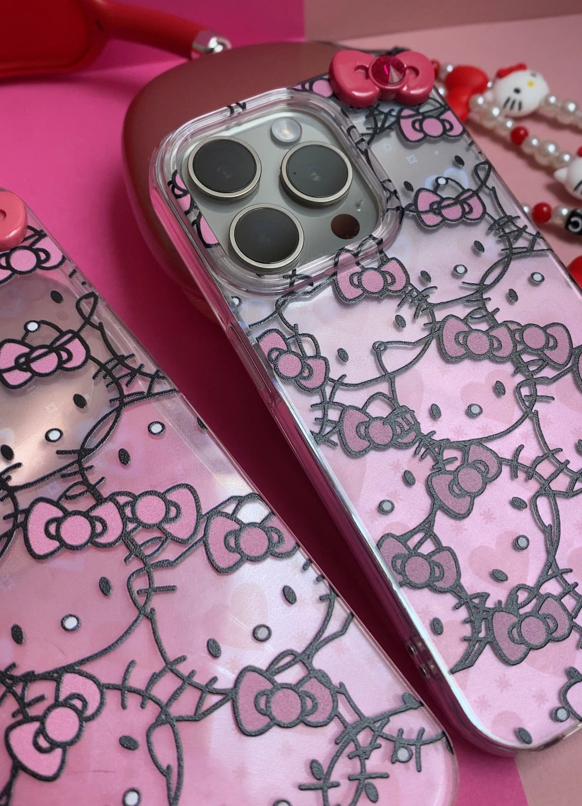 Case Hello Kitty + corazones holograficos 💖 (no incluye colgante)
