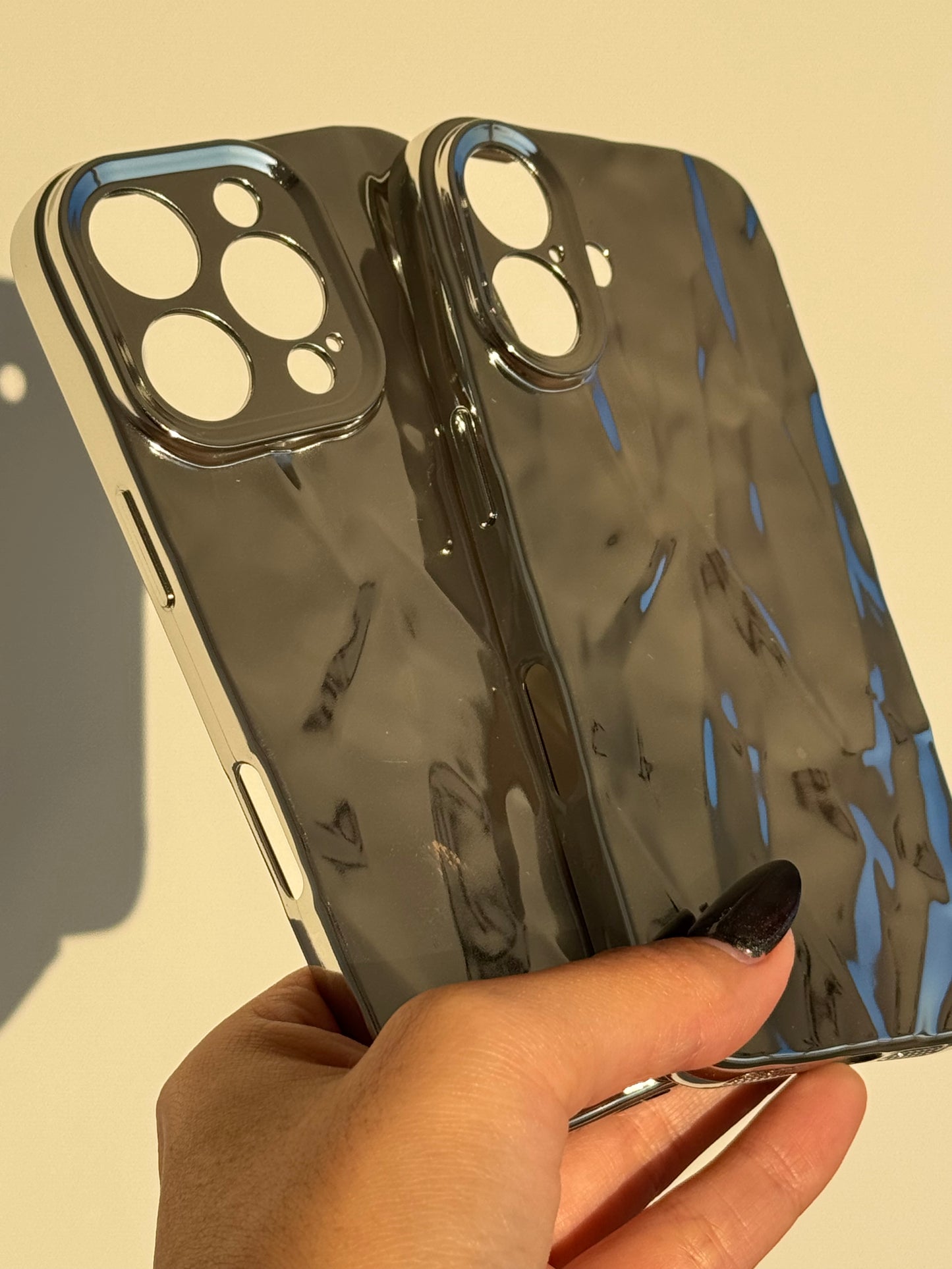Carcasa Plateada relieve 📱(iph16/16Pro/16ProMax/14Plus-15Plus)