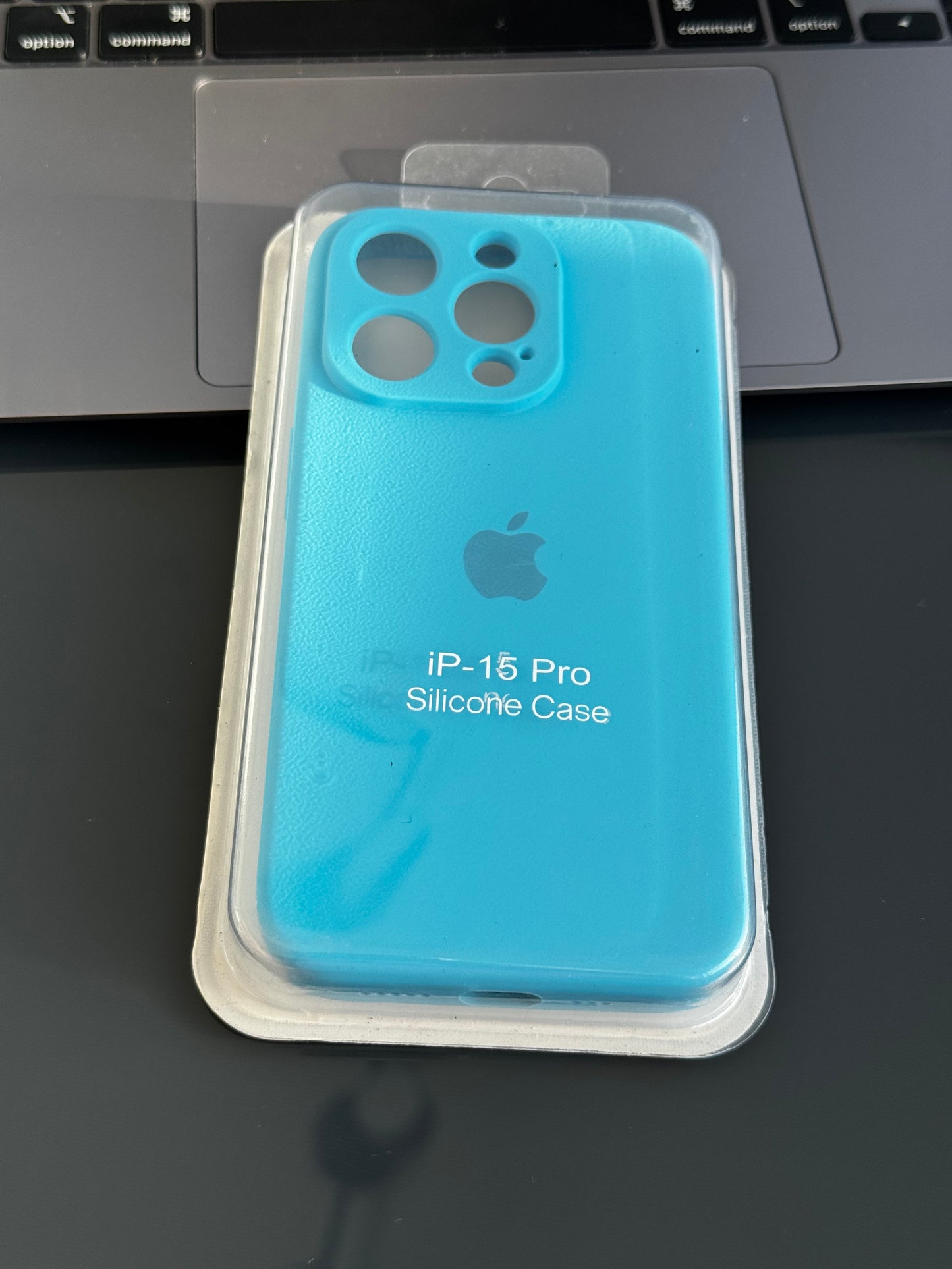 Carcasa de silicona tipo original con logo y protección en cámara: iPhone 15 PRO📱