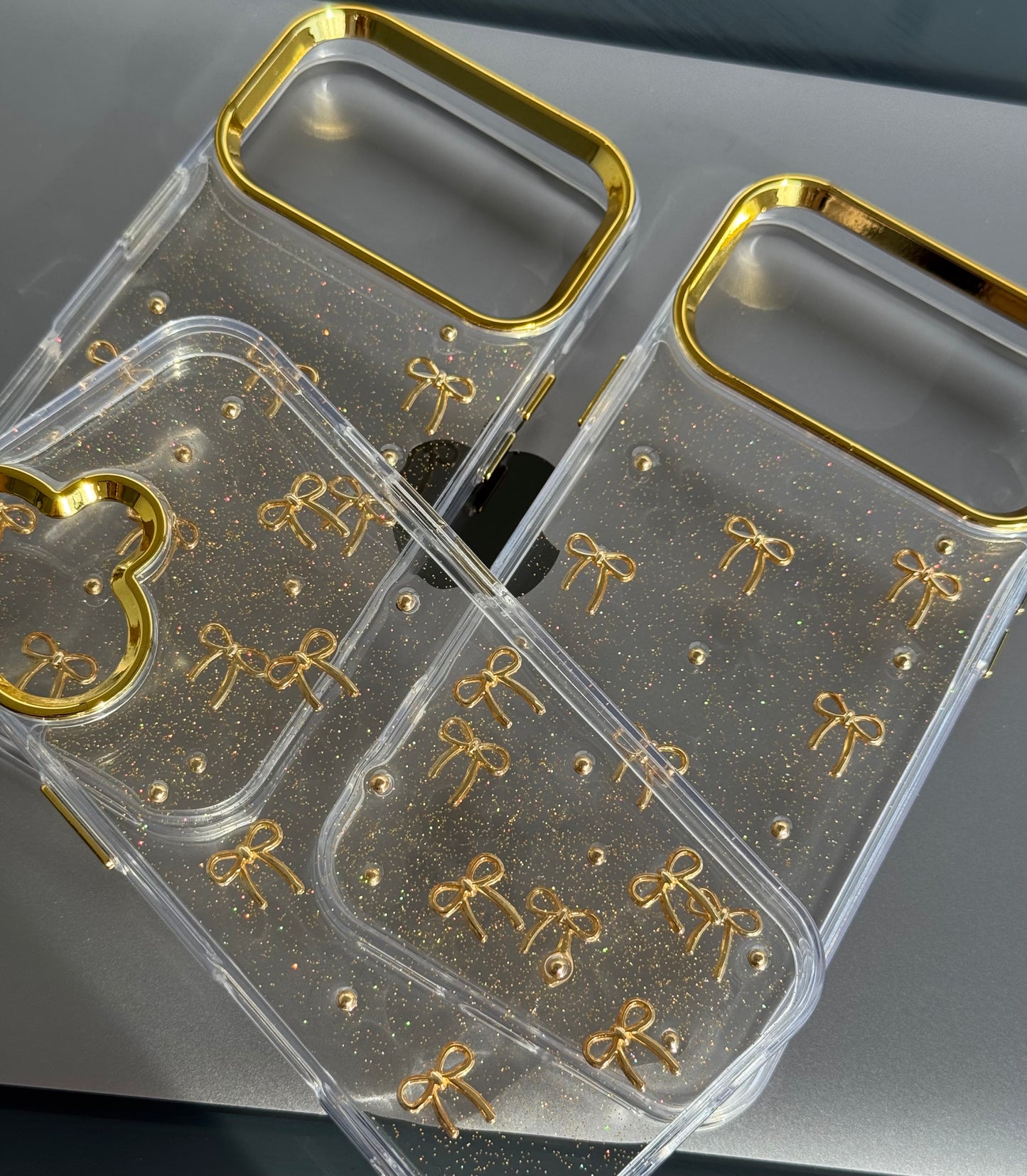 Carcasa Coquette dorado ✨ (línea “iphone 17”)