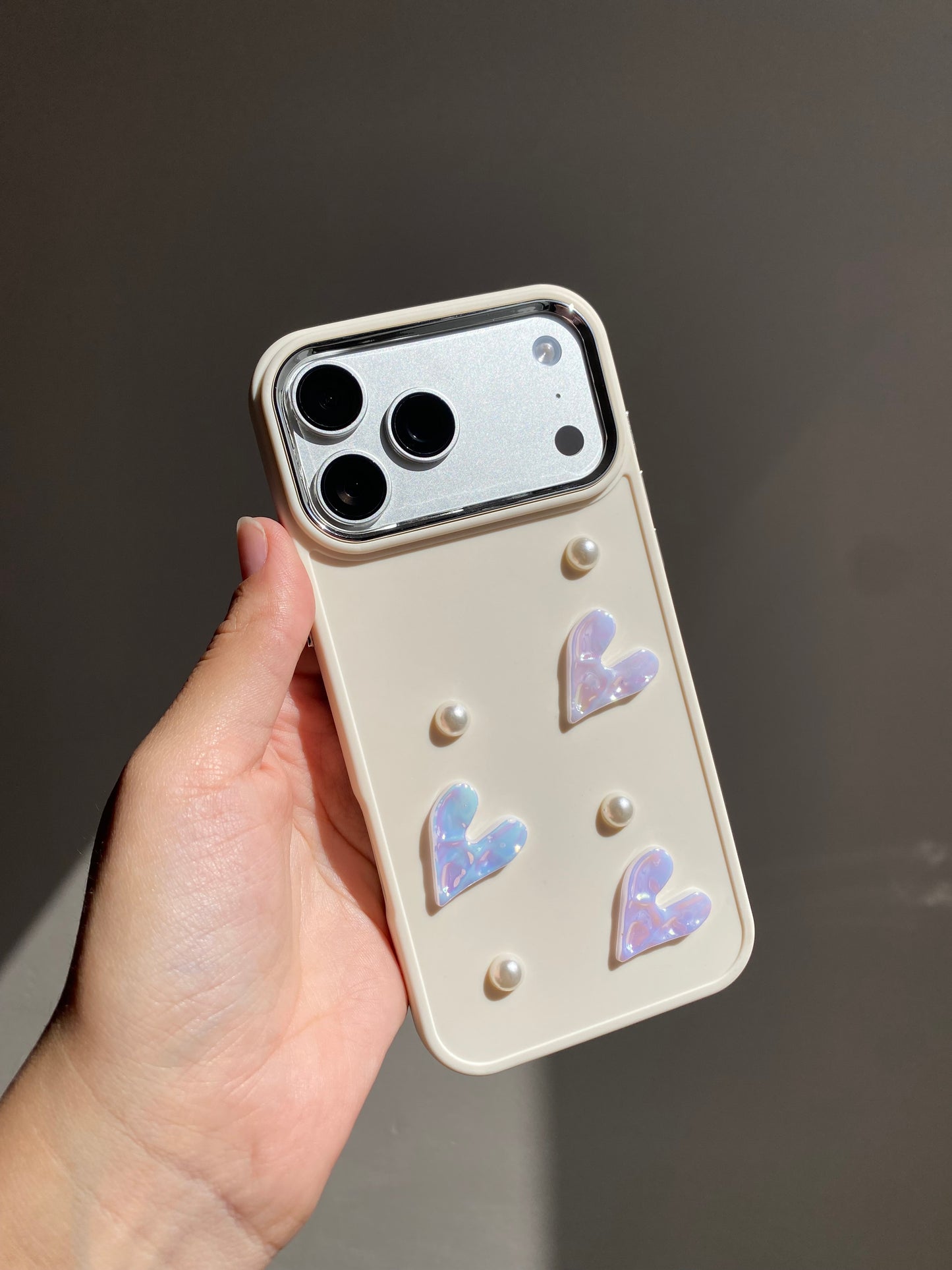 Carcasa Beige, corazones tornasol 🤍 iph 17/17Pro/17ProMax