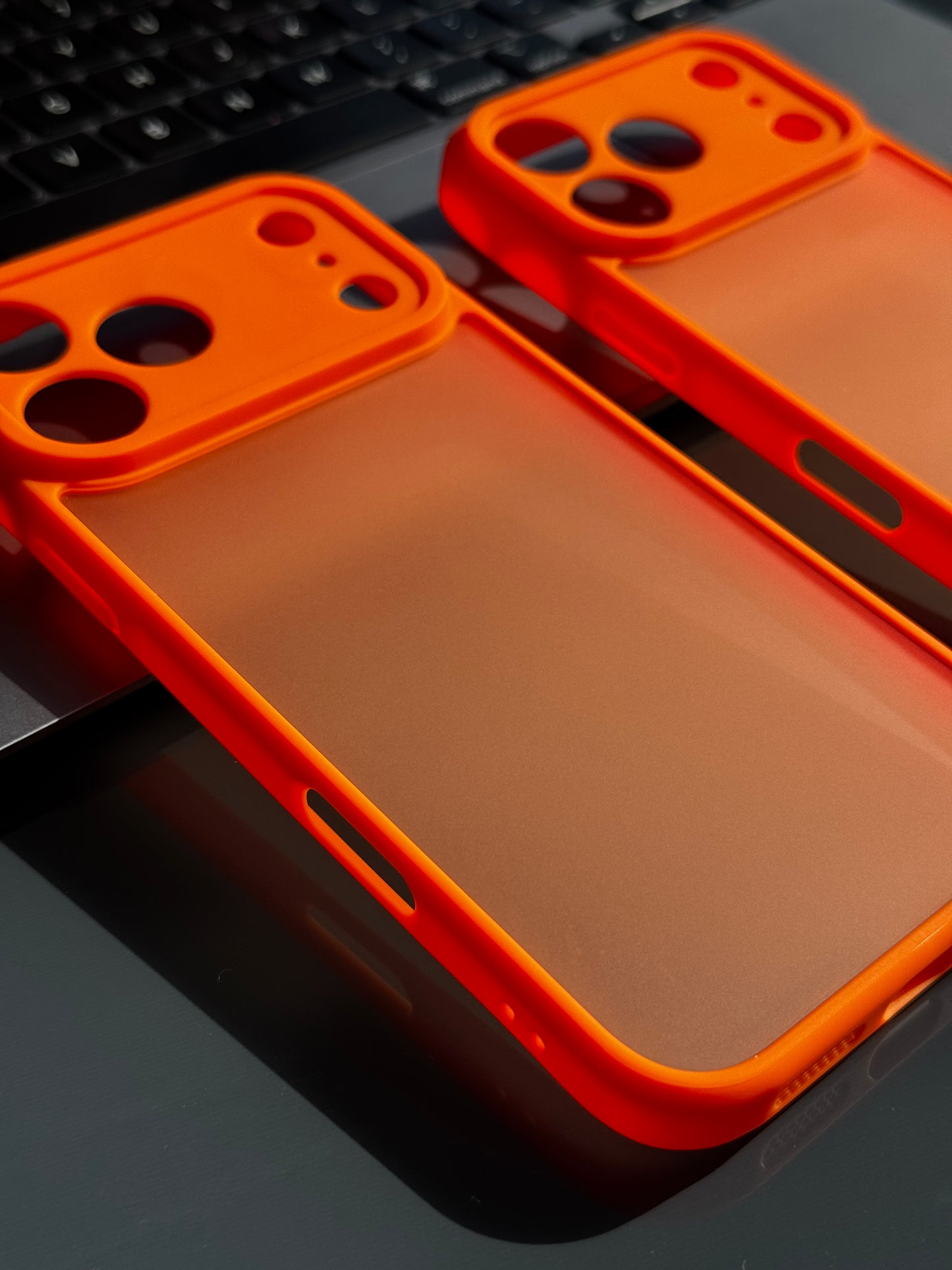 Carcasa bordes naranjos🧡 (iPhone 17Pro/17ProMax)