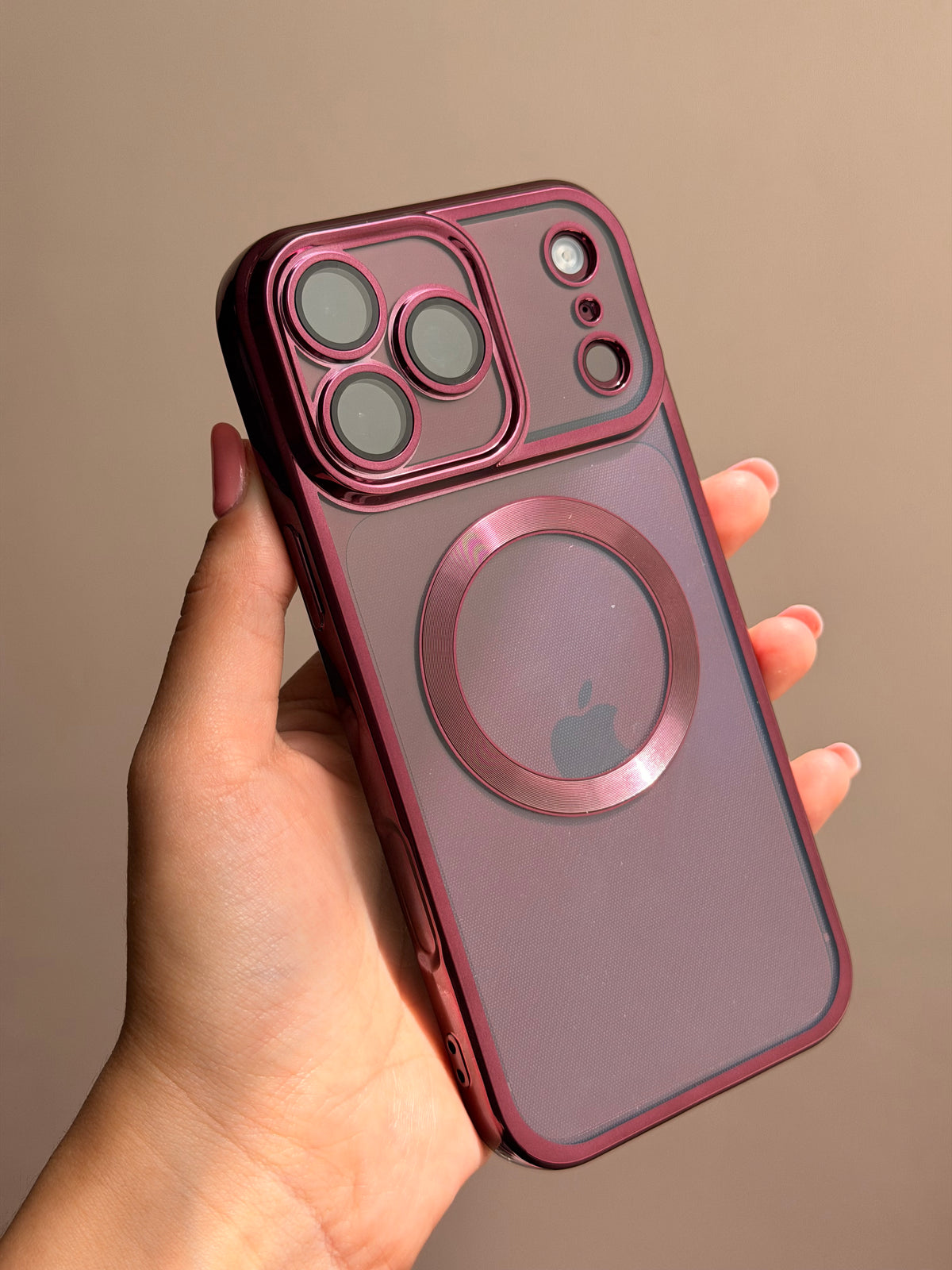 Carcasa MagSafe , bordes burdeo metalizado ❣️(17/18)