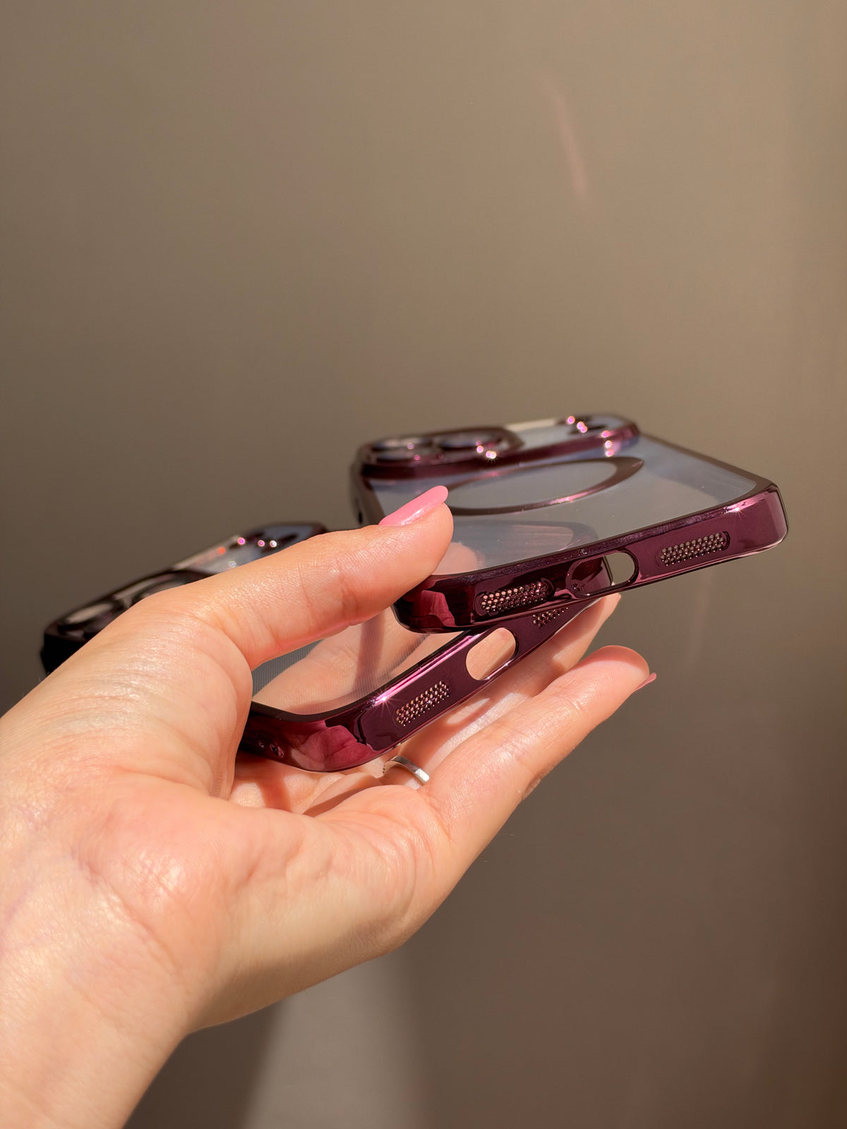 Carcasa MagSafe , bordes burdeo metalizado ❣️(17/18)
