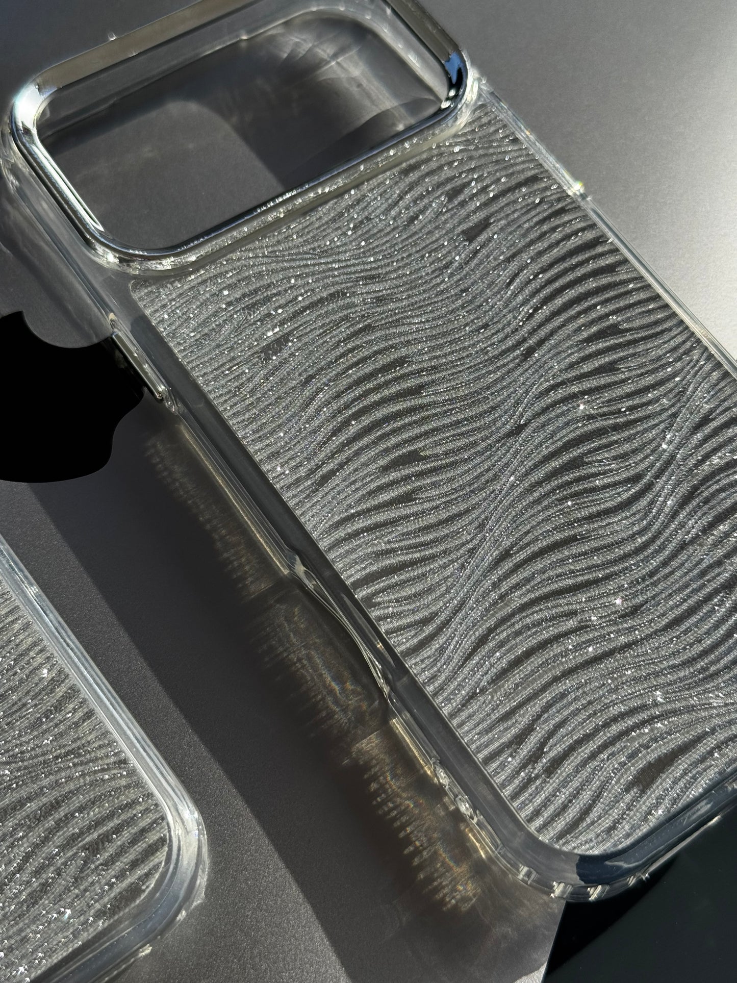 Case plateada con brillos ✨ (solo iPhone 17Pro/17ProMax)
