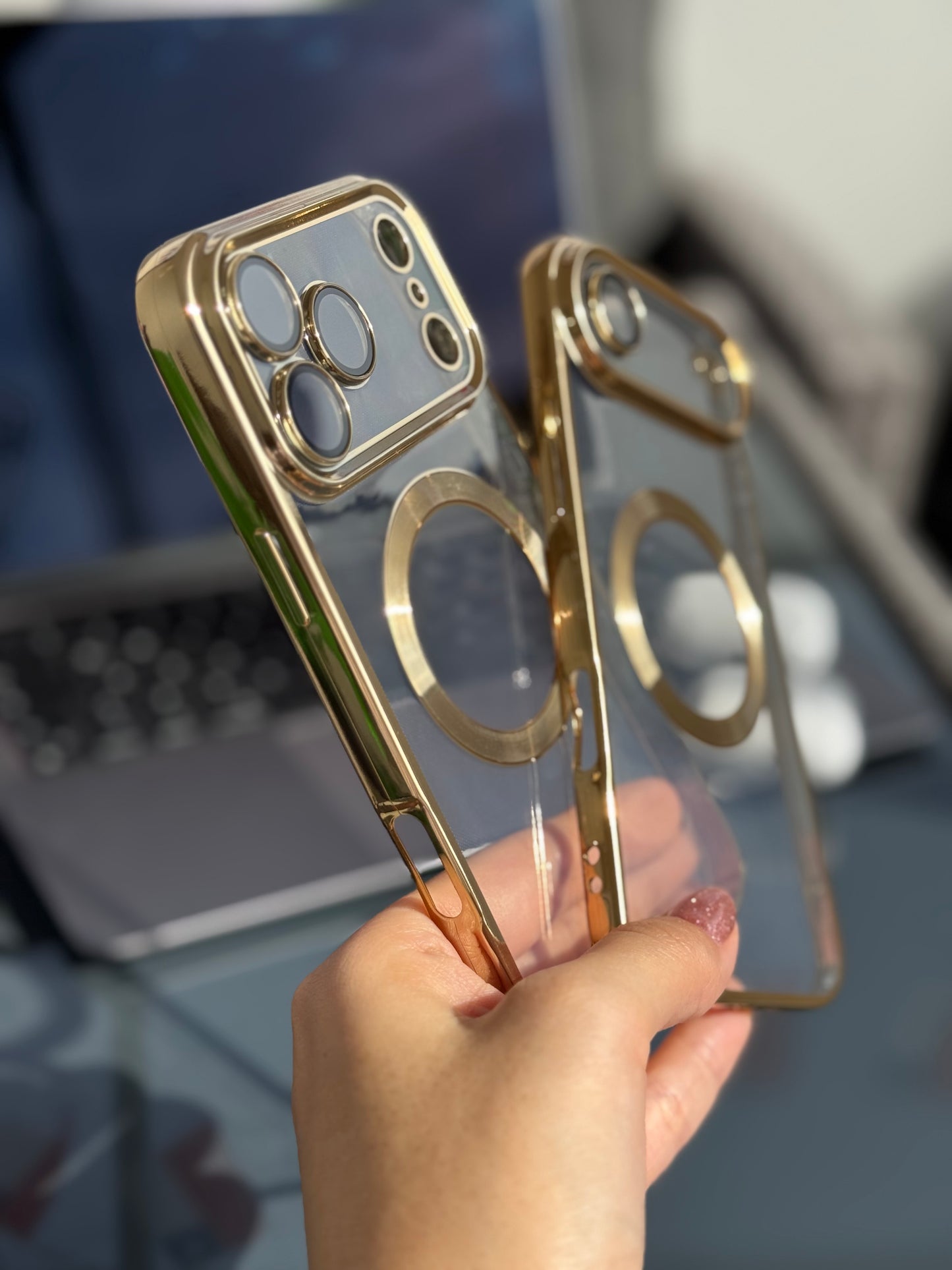 Carcasa bordes dorado, MagSafe (línea iPhone “17”)