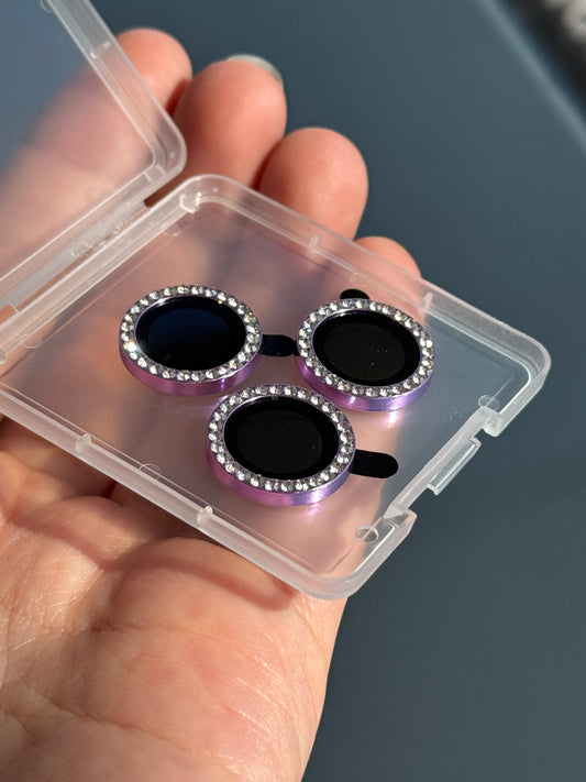 Protector individual de cámara: morado claro con brillos ✨ (solo línea “iph16”/15/15Plus)