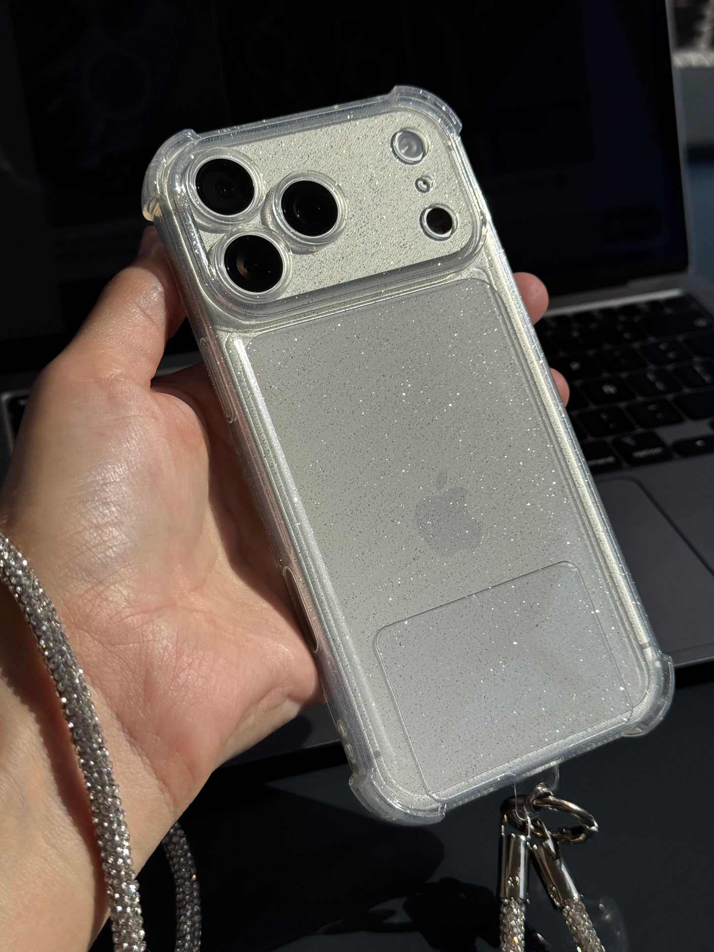 Carcasa transparente con bordes reforzados con brillitos (no incluye colgante)✨