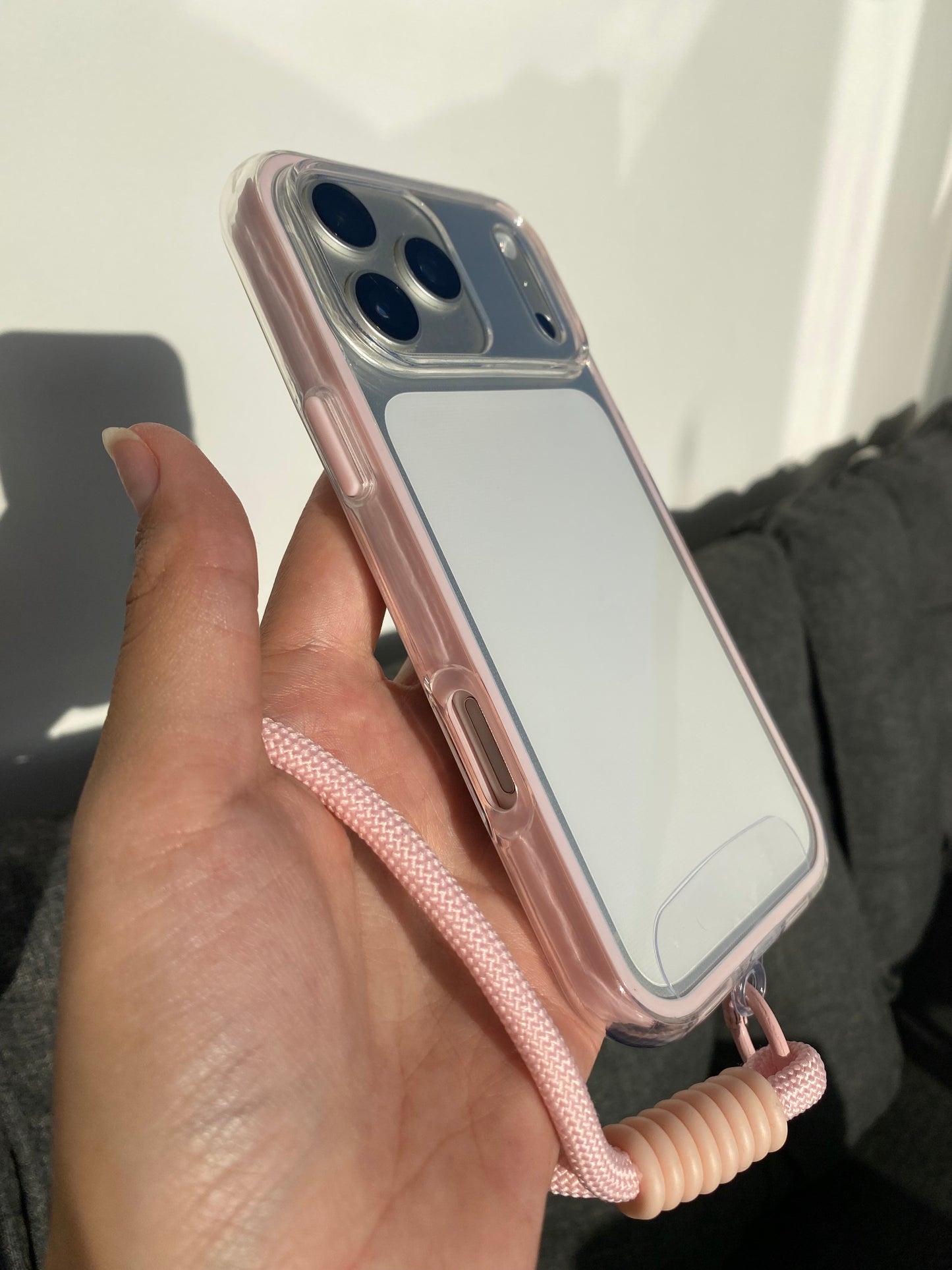 Carcasa transparente con bordes rosados + strap tipo cordón rosa💓 (solo línea “17”)