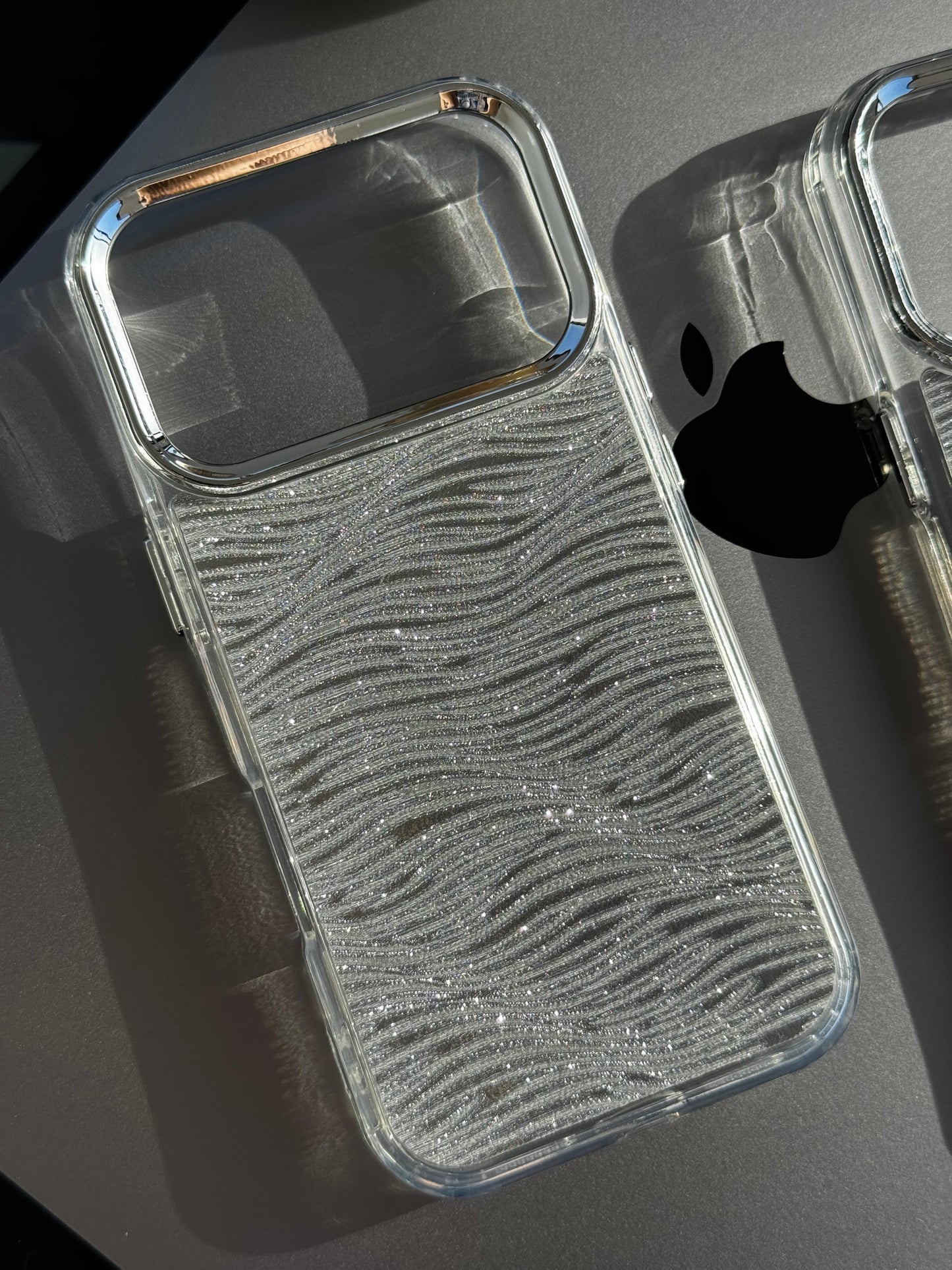Case plateada con brillos ✨ (solo iPhone 17Pro/17ProMax)