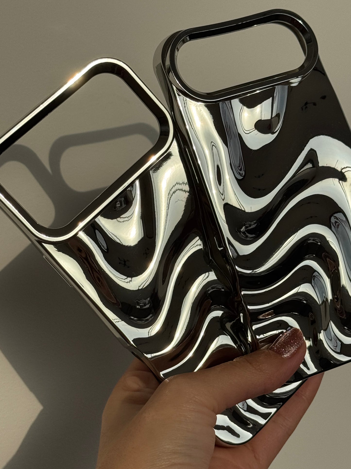 Case plateada con ondas 〰️ ( línea iPhone “17”)