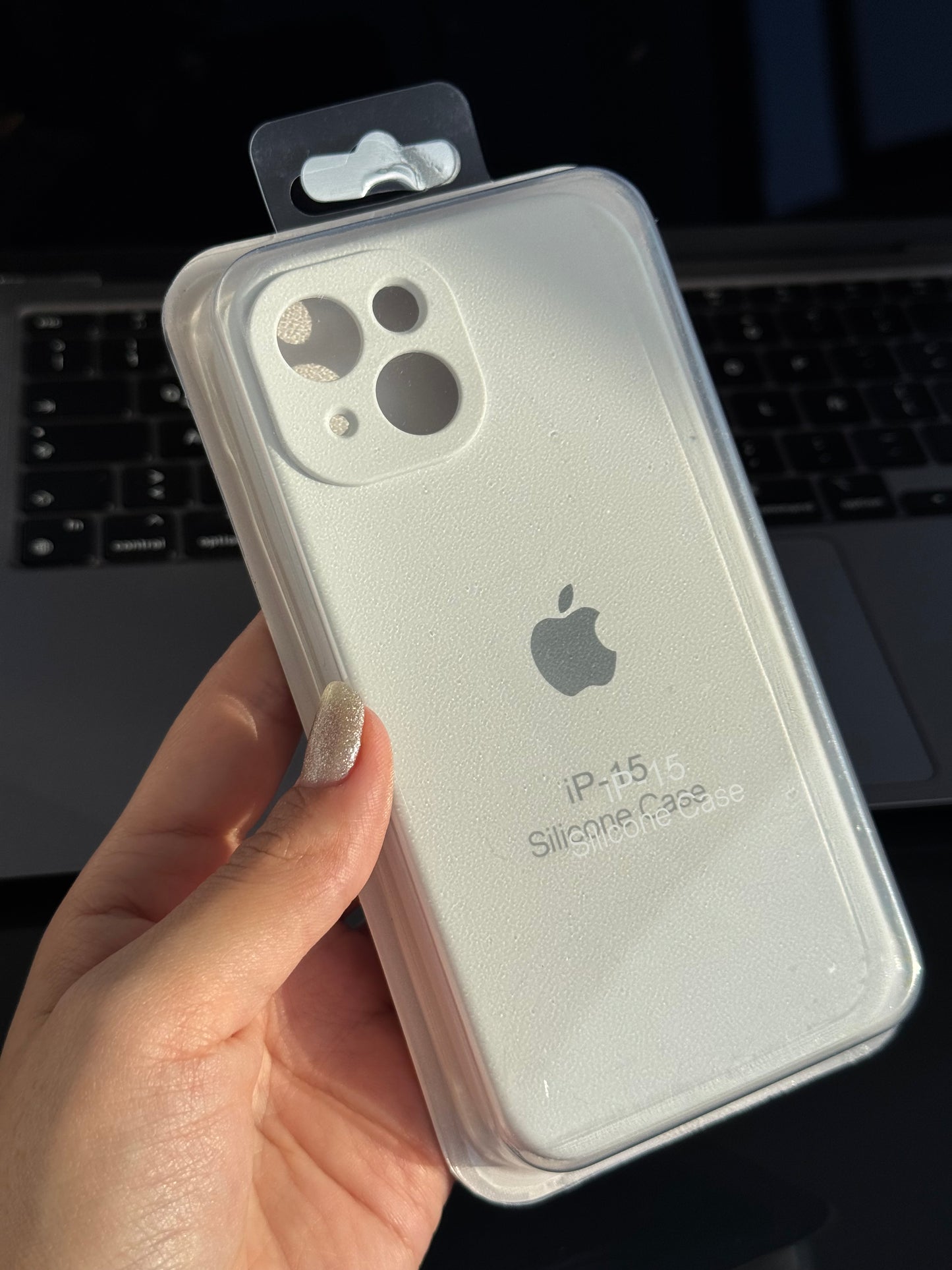Carcasa tipo original, con protección en cámara: iPhone 15📱