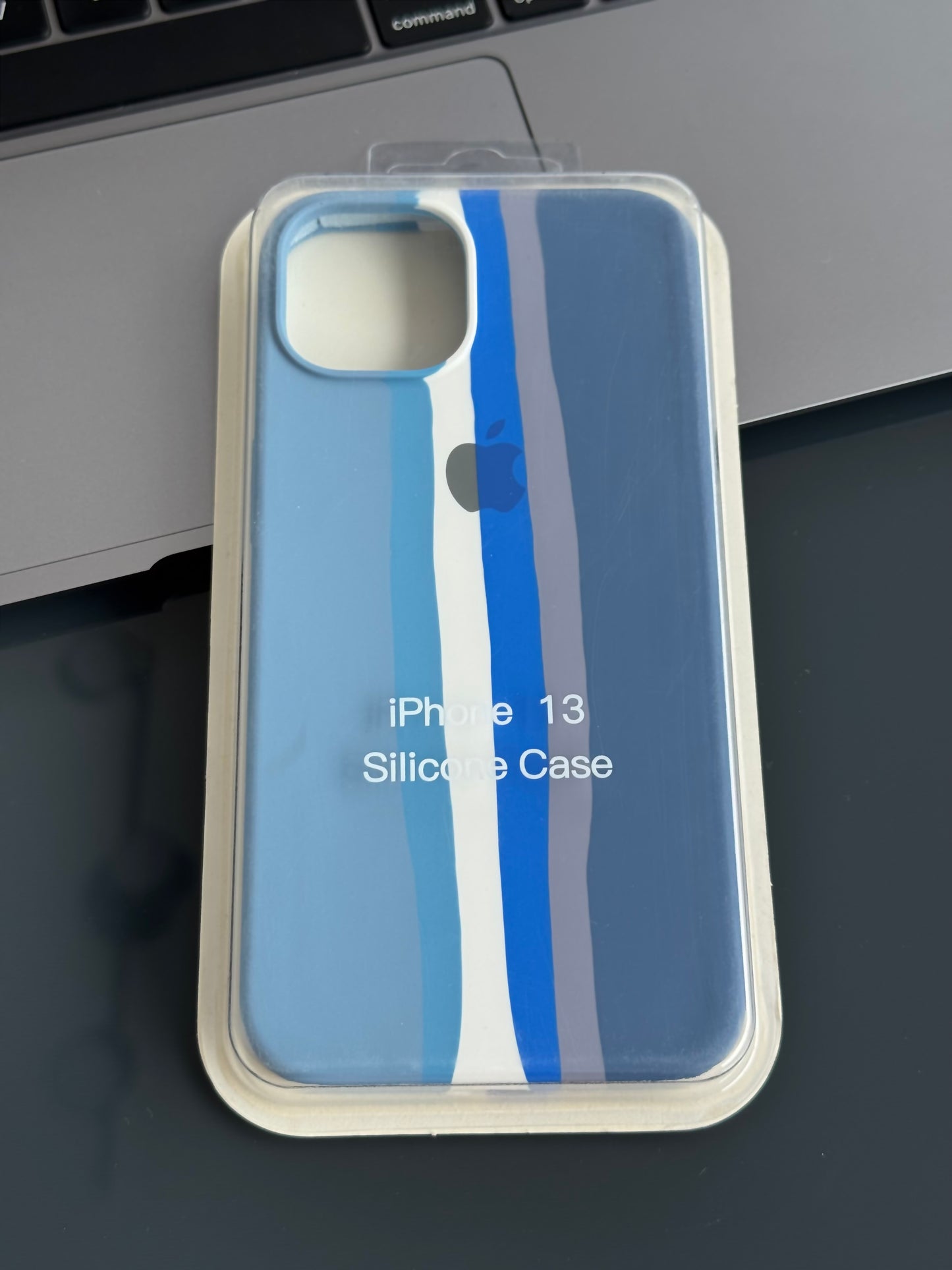 Carcasa tipo original con logo, arcoíris 🌈: iPhone 13 📱