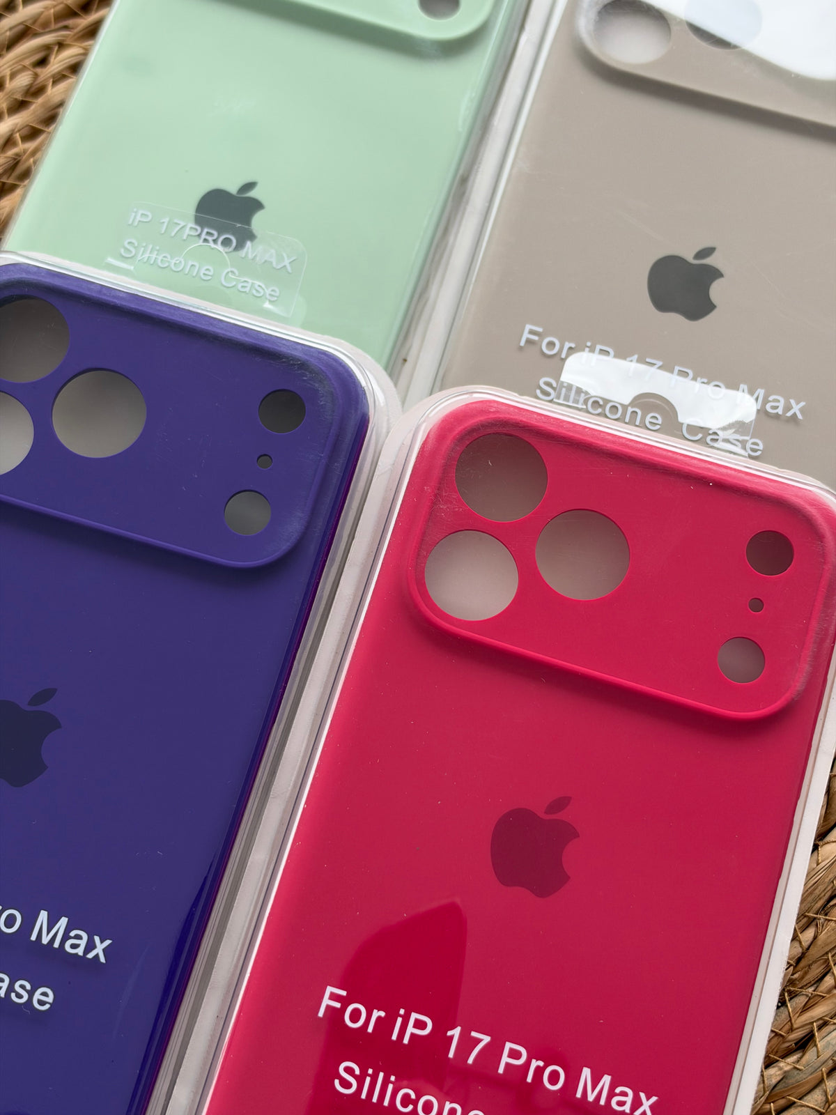¡NEW! Carcasa con logo, silicona, iPhone 17 ProMax📱