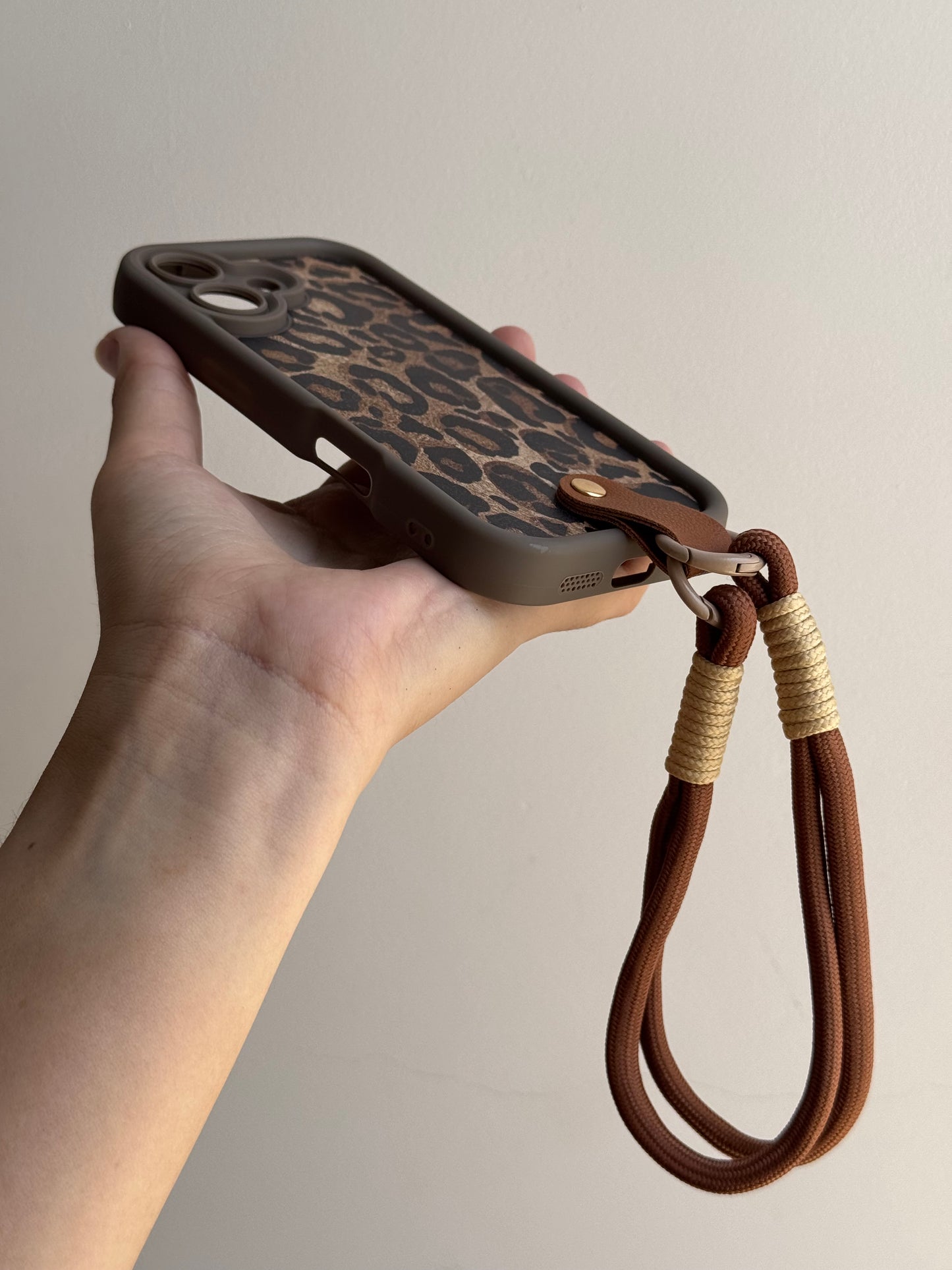 Carcasa Print 🐆 con colgante integrado📱