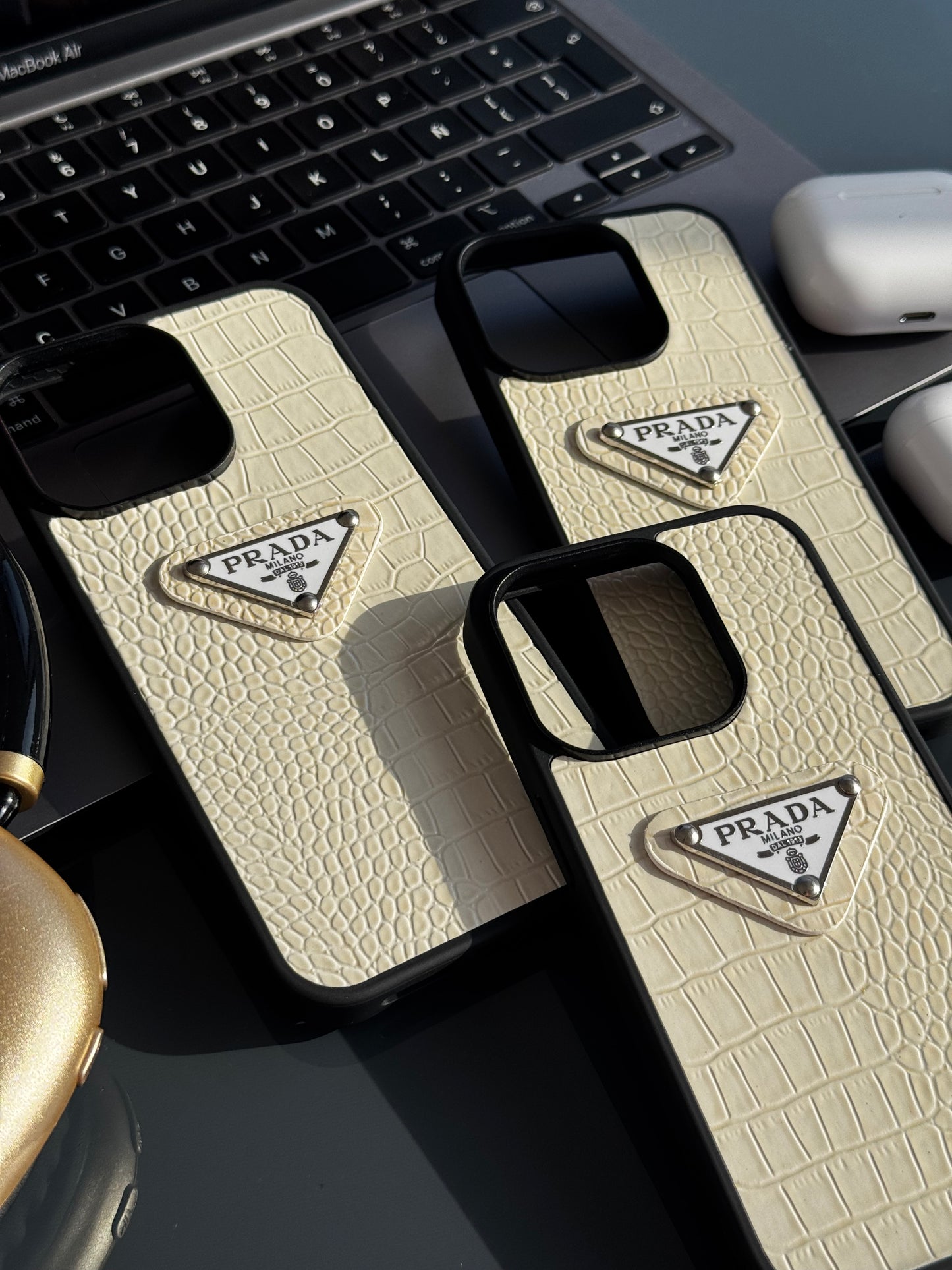 Carcasa de lujo, estampado en relieve eco cuero, color beige 📱✨