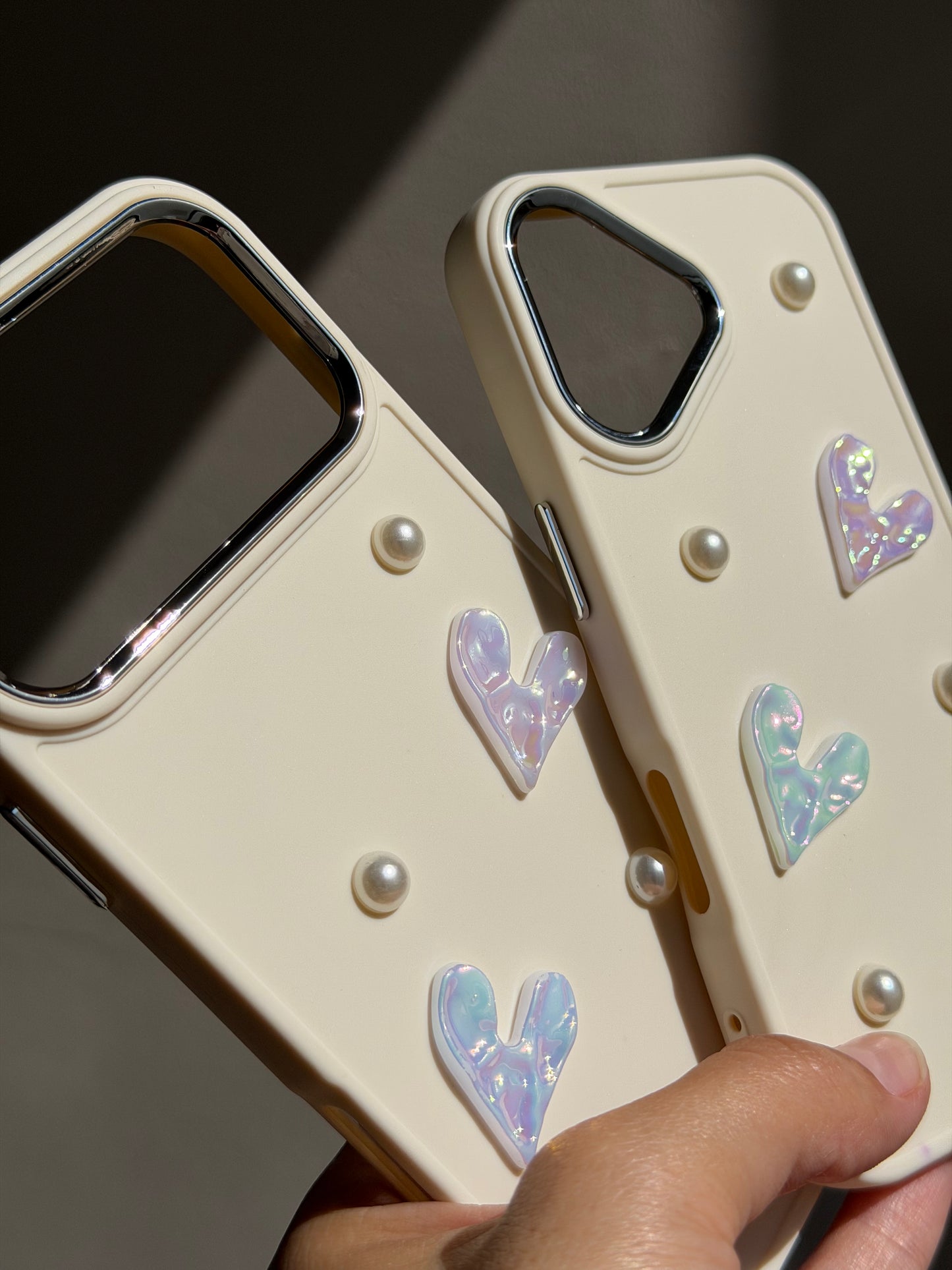 Carcasa Beige, corazones tornasol 🤍 iph 17/17Pro/17ProMax