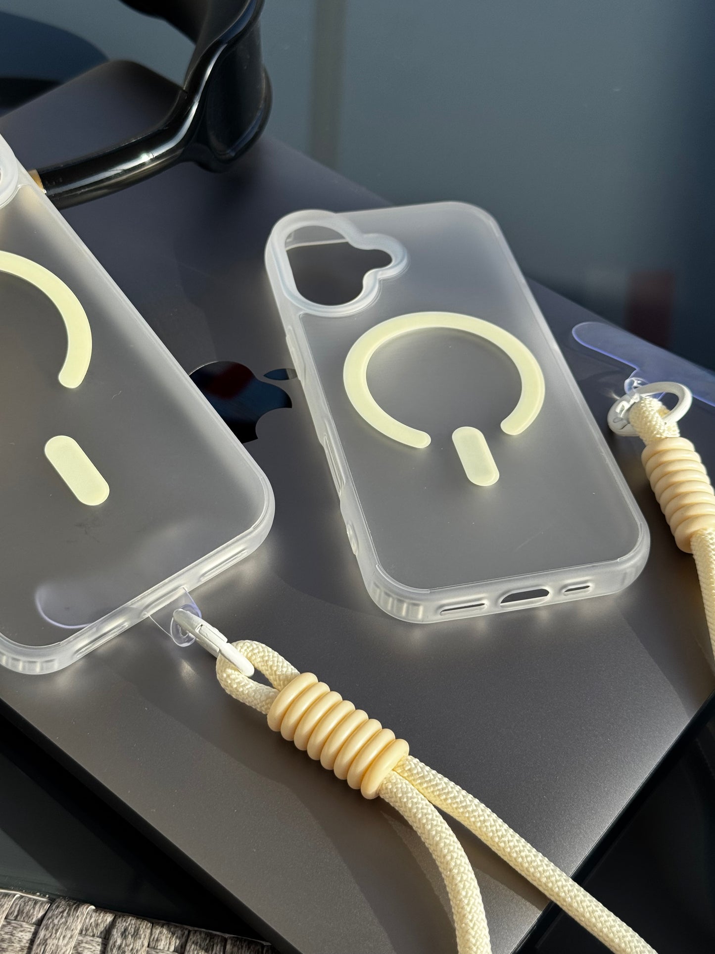 Case transparente mate MagSafe, incluye strap tipo cordón ☑️✨