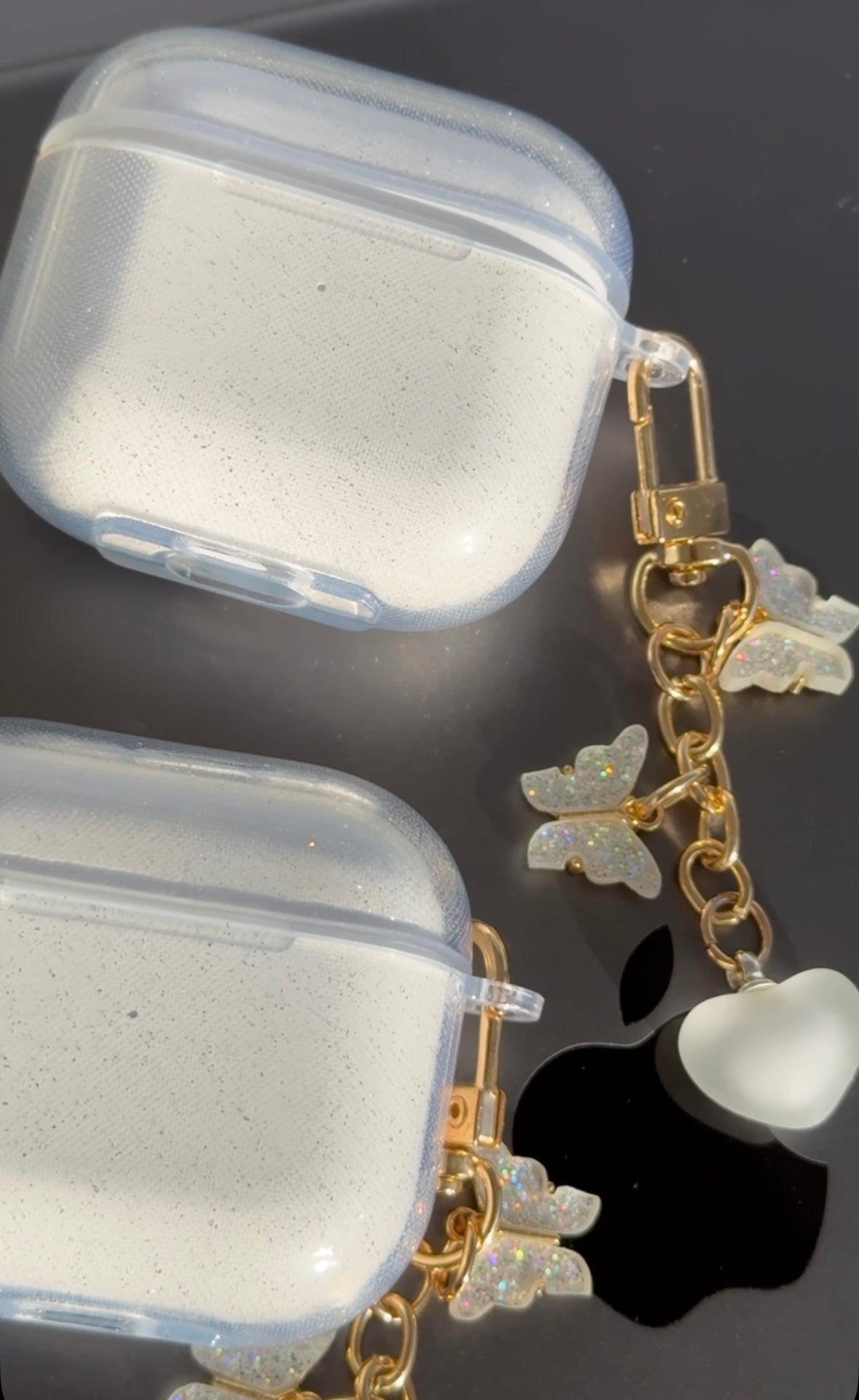 Funda para AirPods: transparente con brillitos y colgante 🦋