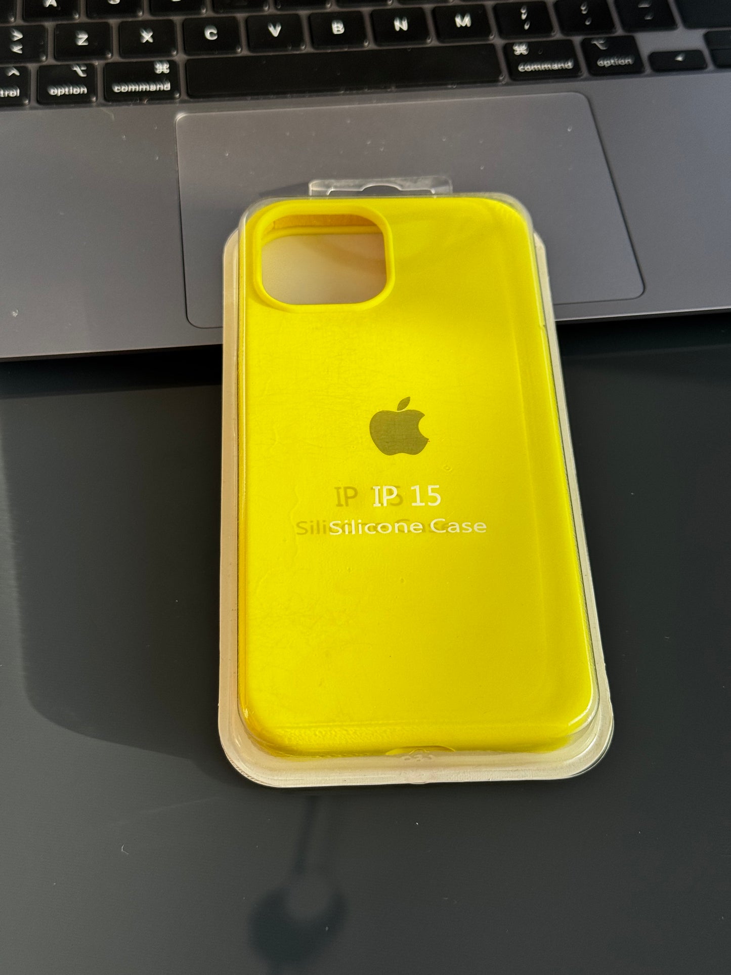 Carcasa tipo original, con abertura de cámara: iPhone 15 📱