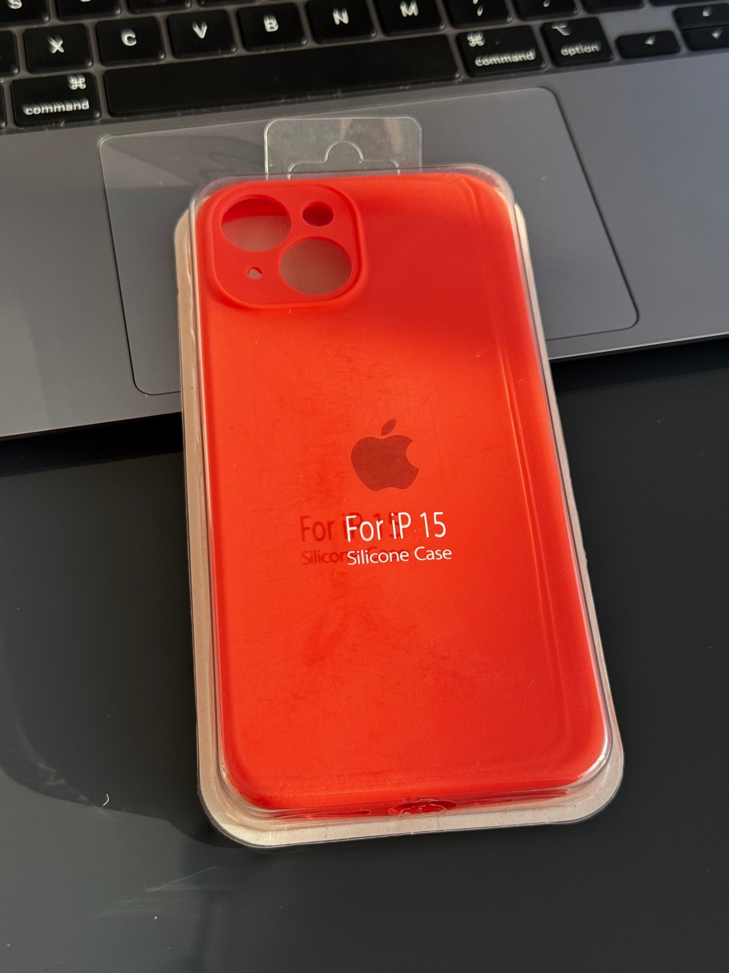 Carcasa tipo original, con protección en cámara: iPhone 15📱