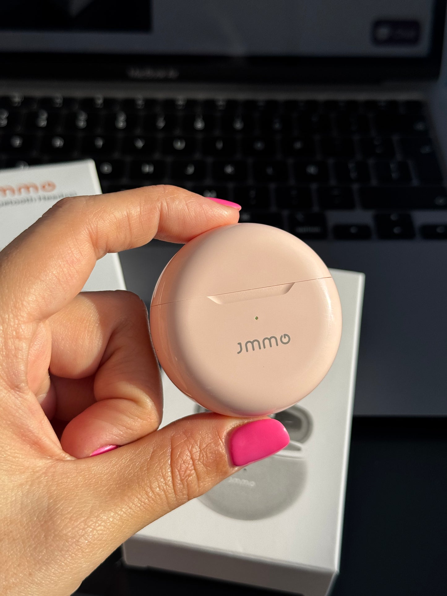 Audífonos inalámbricos JMMO (básicos), en tono rosa nude y blanco.