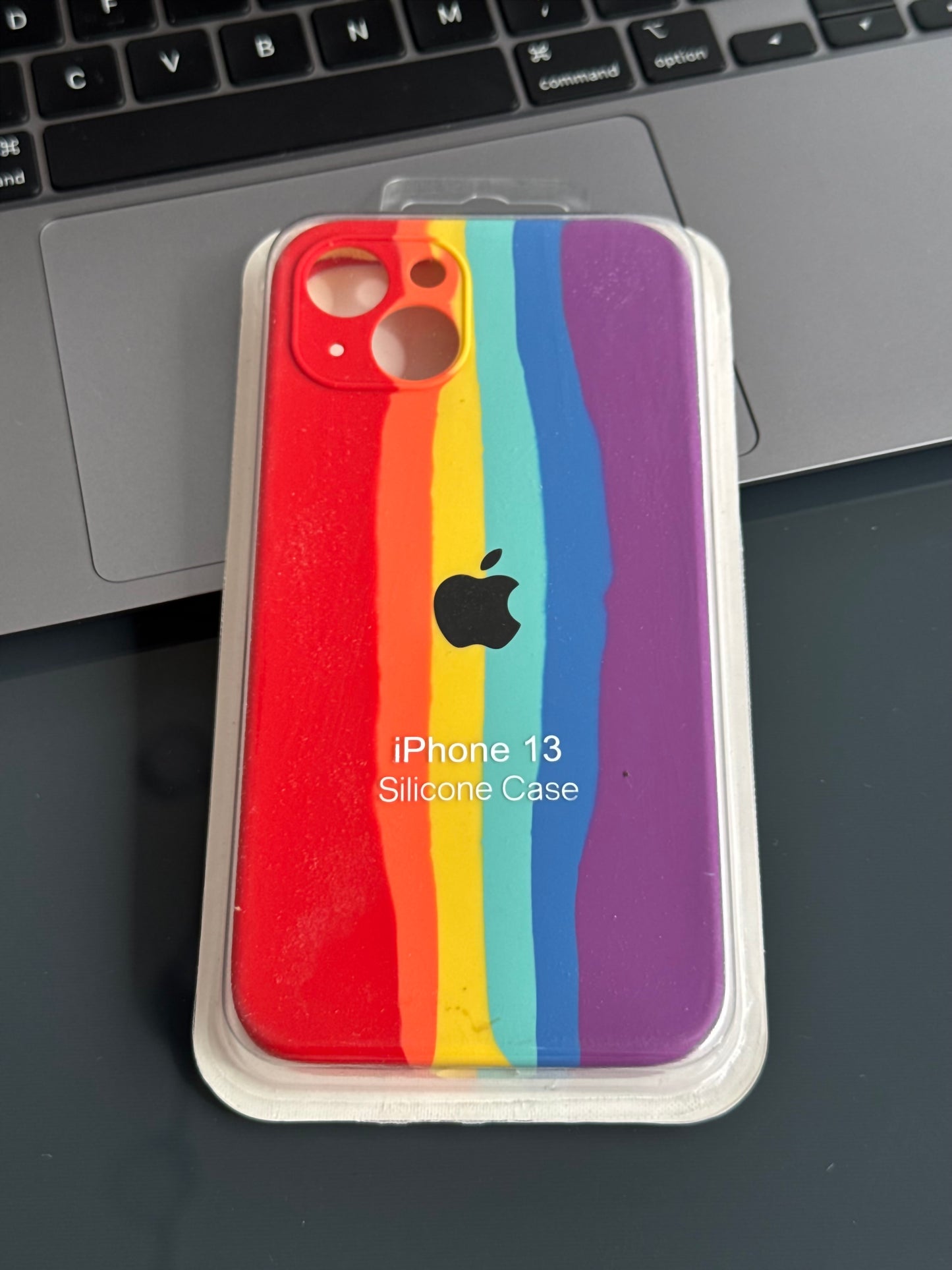 Carcasa tipo original con logo, arcoíris 🌈: iPhone 13 📱